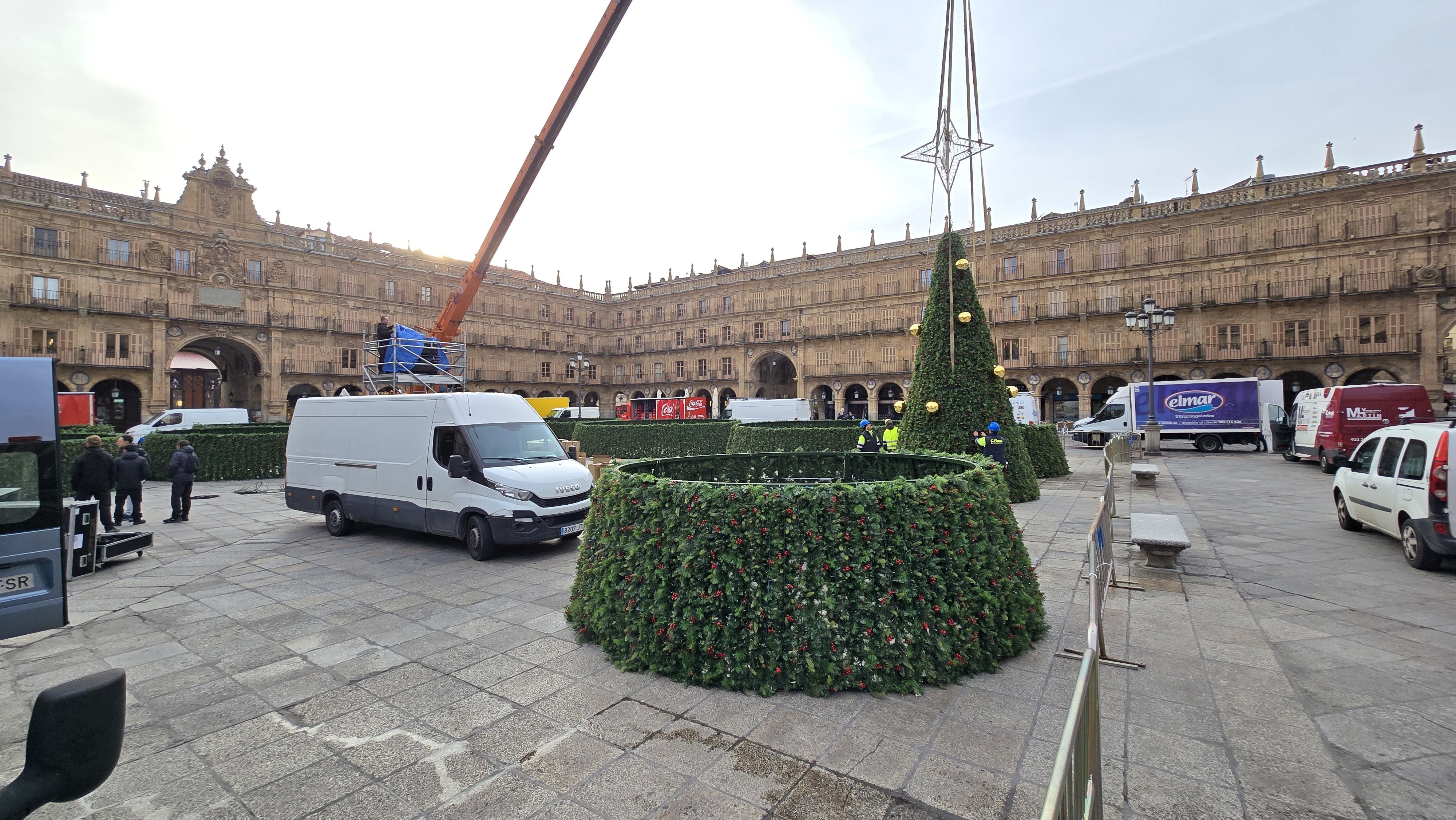 Día 2 instalando el árbol de Navidad en la Plaza Mayor 