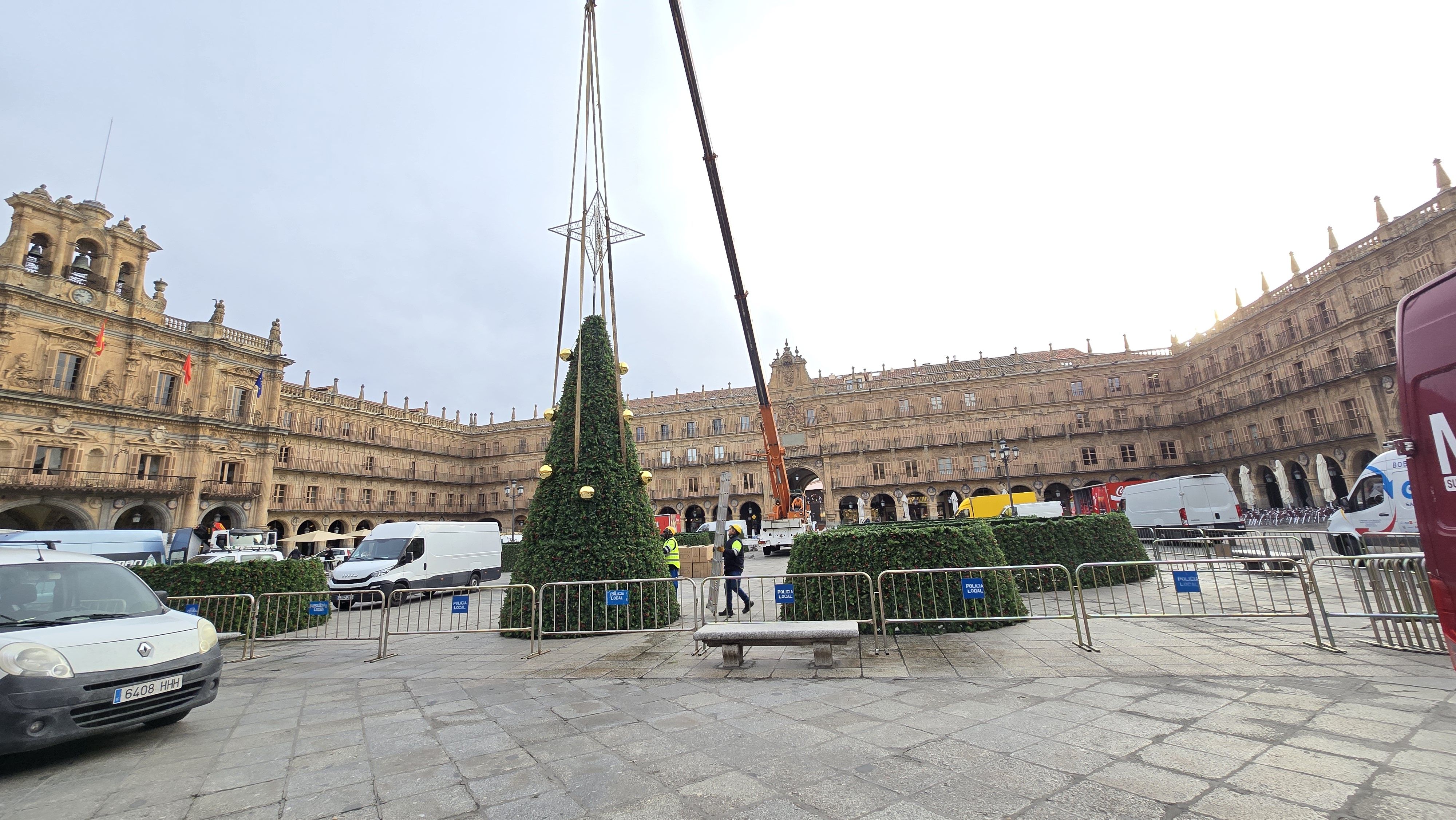 Día 2 instalando el árbol de Navidad en la Plaza Mayor 