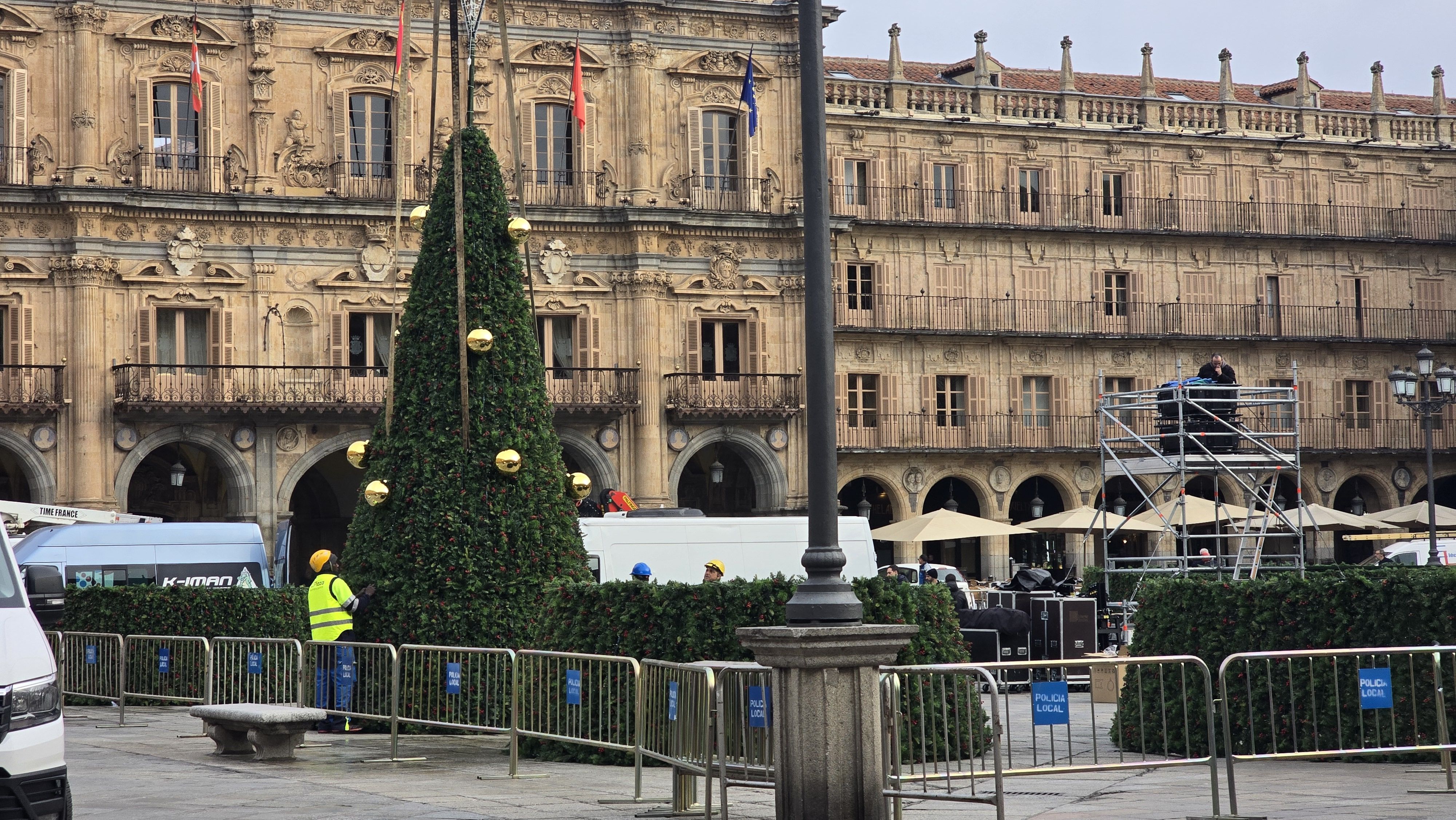 Día 2 instalando el árbol de Navidad en la Plaza Mayor 