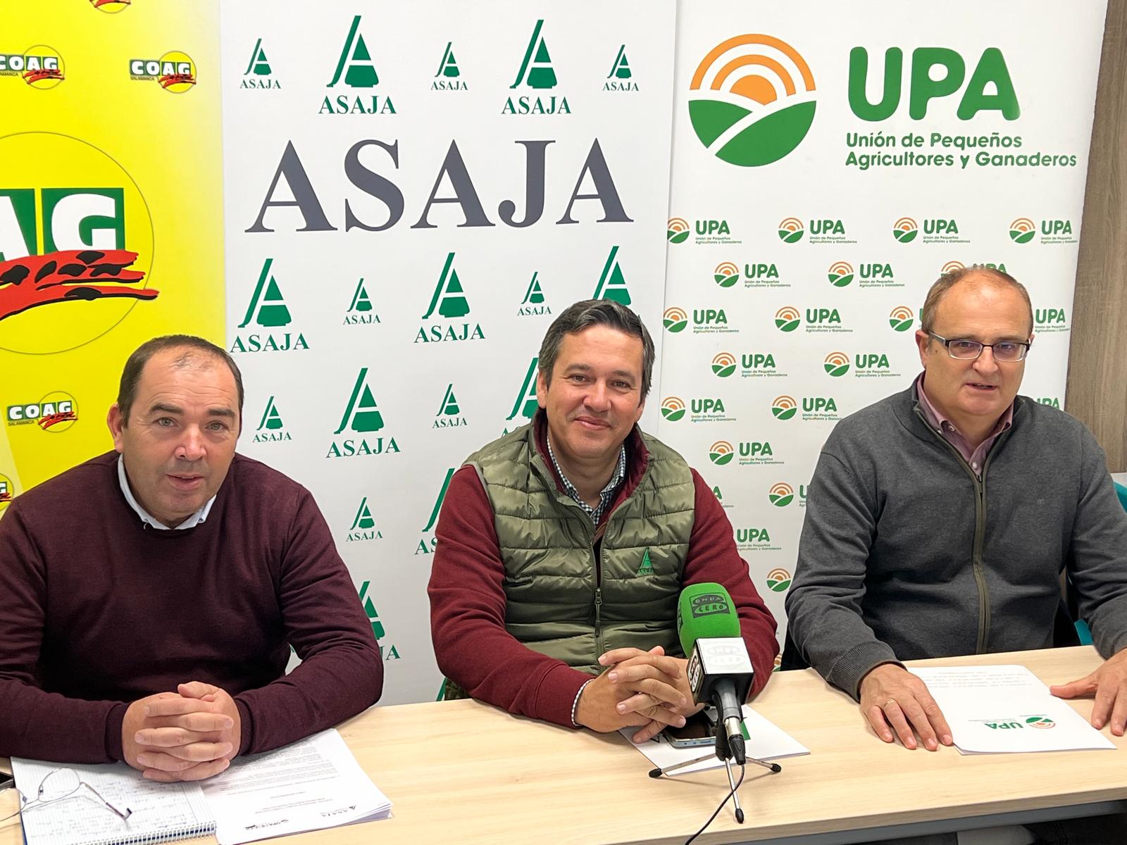 José Manuel Cortés de COAG, Raúl del Brío de ASAJA y Carlos Sánchez de UPA informando sobre las protestas por la crisis del sector cerealista en Arévalo. Foto S24H