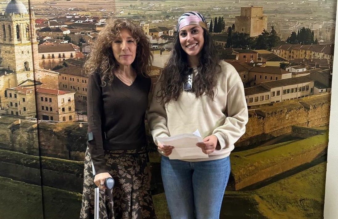 La delegada de Infancia, Paola Martín Muñoz en la presentación cuentacuentos infantil durante la Navidad. Foto Ayto. Ciudad Rodrigo 