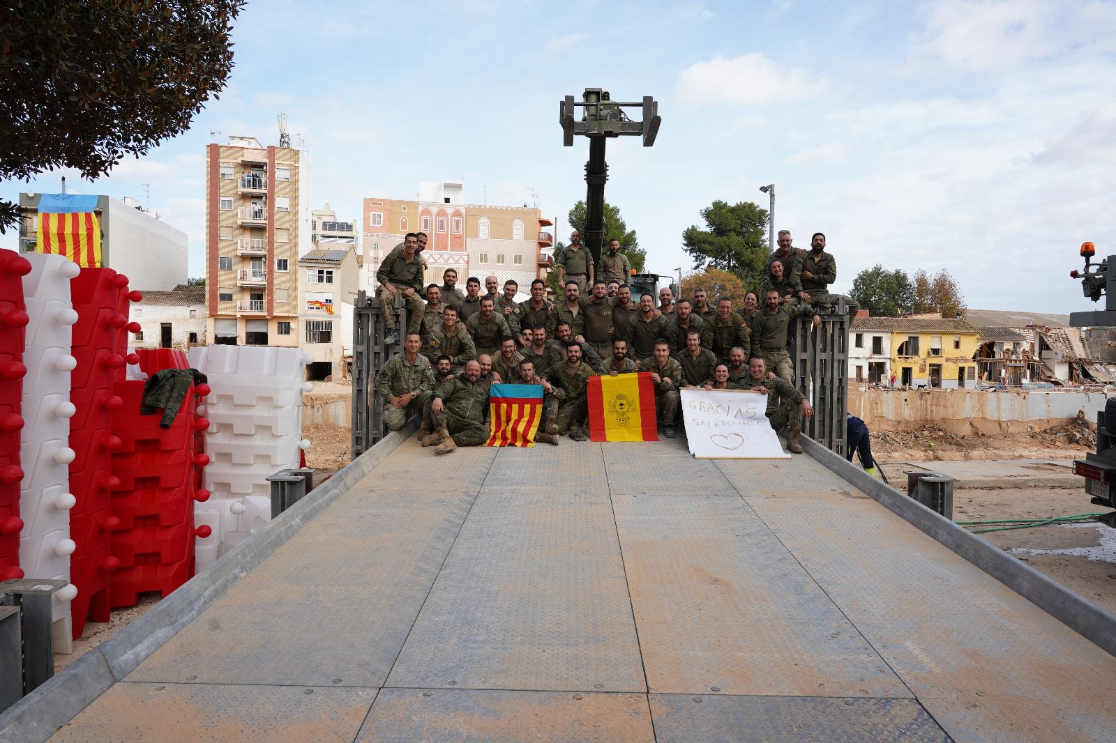 Militares salmantinos del REI11 en el puente que han construido en Picanya (Valencia)