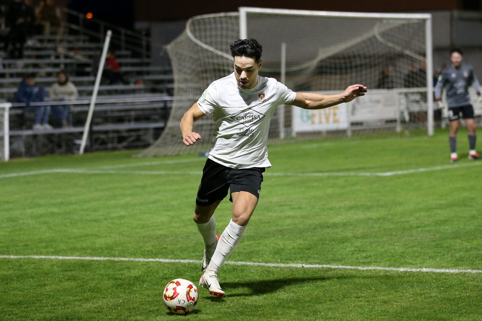 Javi Moríñigo, jugador del Ciudad Rodrigo, realiza un despeje