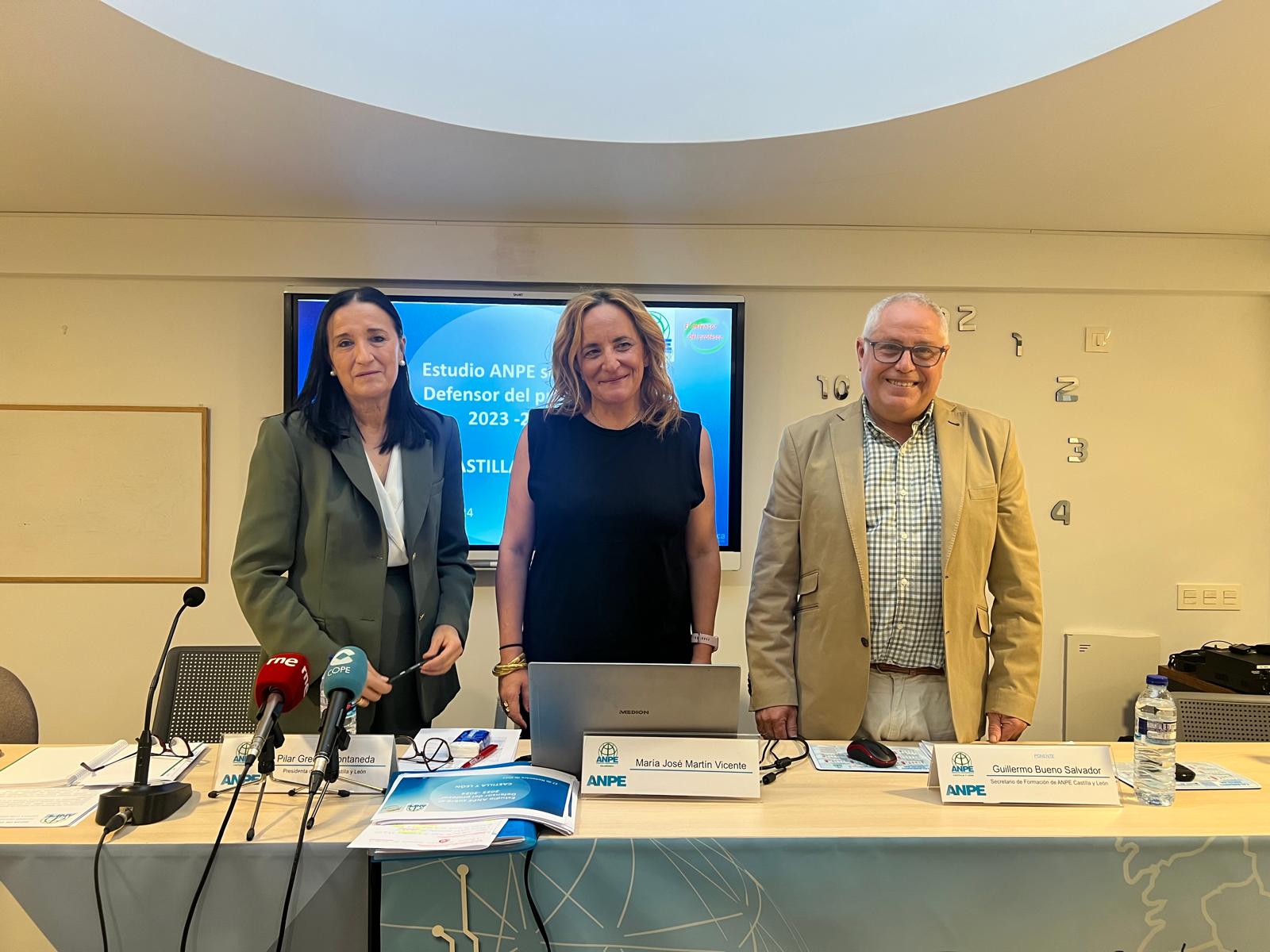 Pilar Gredilla, presidenta de ANPE Castilla y León, María José Martín, coordinadora del servicio en la Comunidad y Guillermo Bueno, secretario de formación de ANPE en la presentación del Informe del Defensor del Profesor. Foto S24H