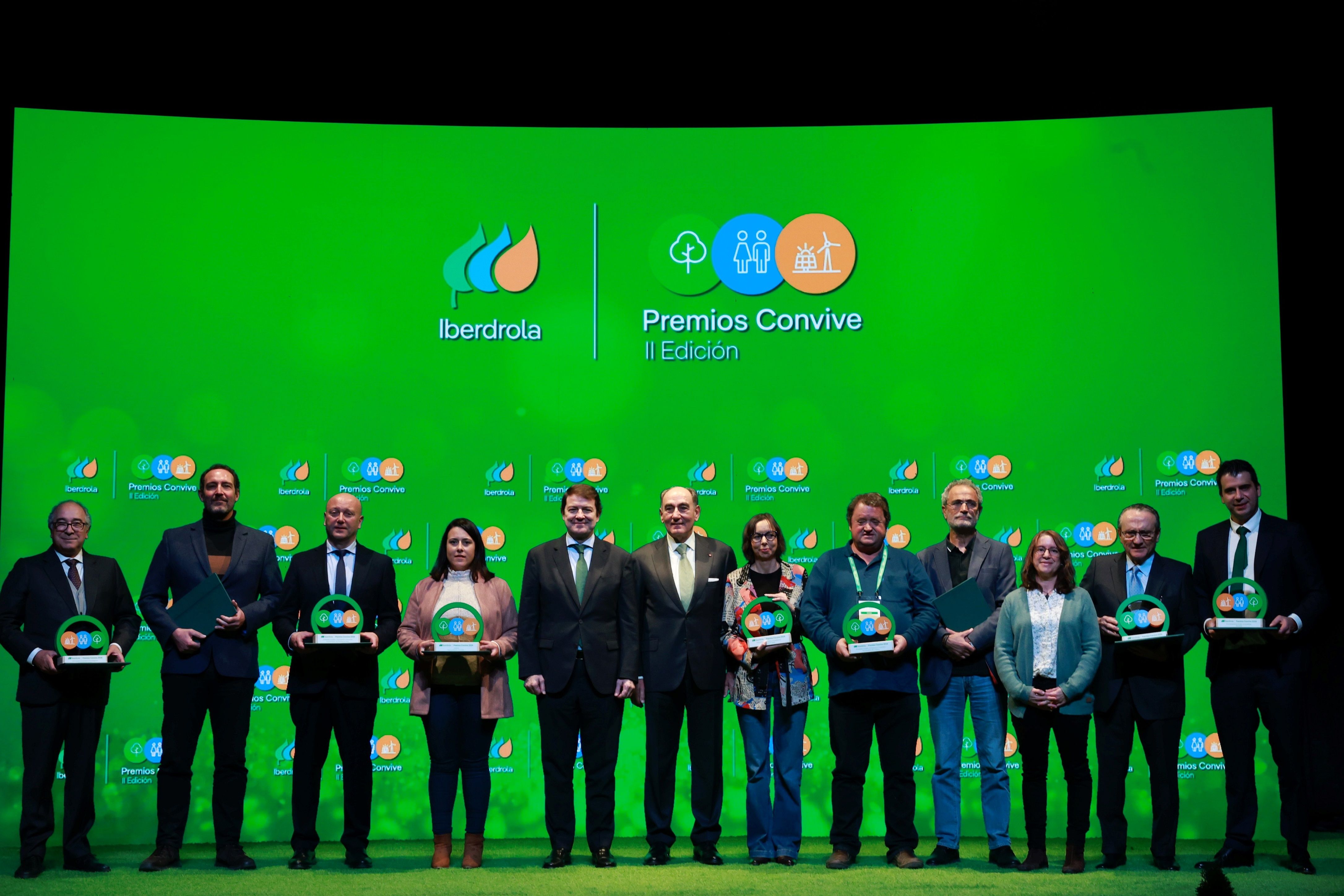 Mañueco y Galán con los ganadores de los Premios Convive