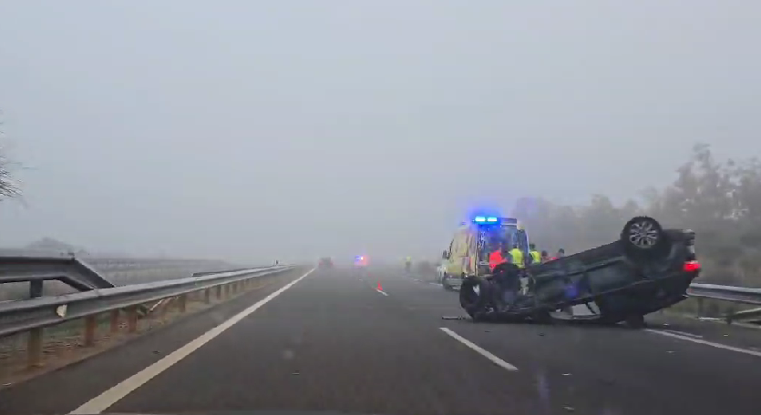  Accidente con un coche volcado y una furgoneta empotrada contra el guardarraíl en Topas, en la A-66. Foto Andrea M.