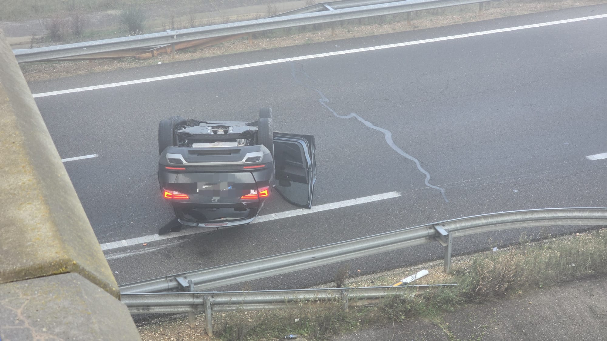  Accidente con un coche volcado y una furgoneta empotrada contra el guardarraíl en Topas, en la A-66. Foto Andrea M.