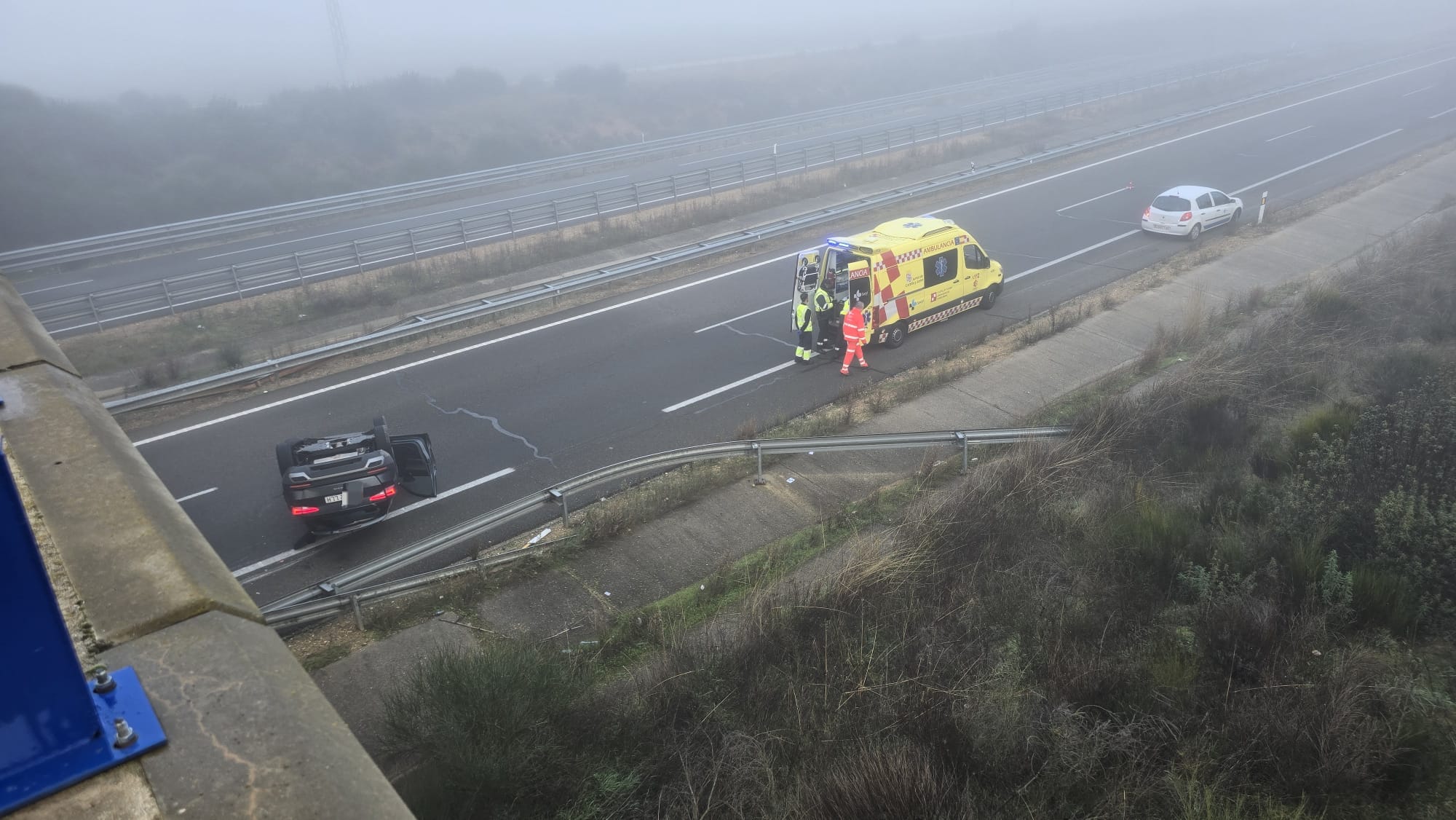  Accidente con un coche volcado y una furgoneta empotrada contra el guardarraíl en Topas, en la A-66. Foto Andrea M.