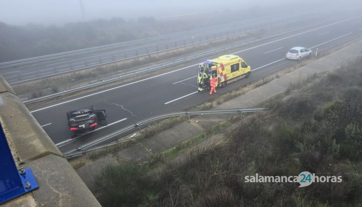  Accidente con un coche volcado y una furgoneta empotrada contra el guardarraíl en Topas, en la A-66. Foto Andrea M.