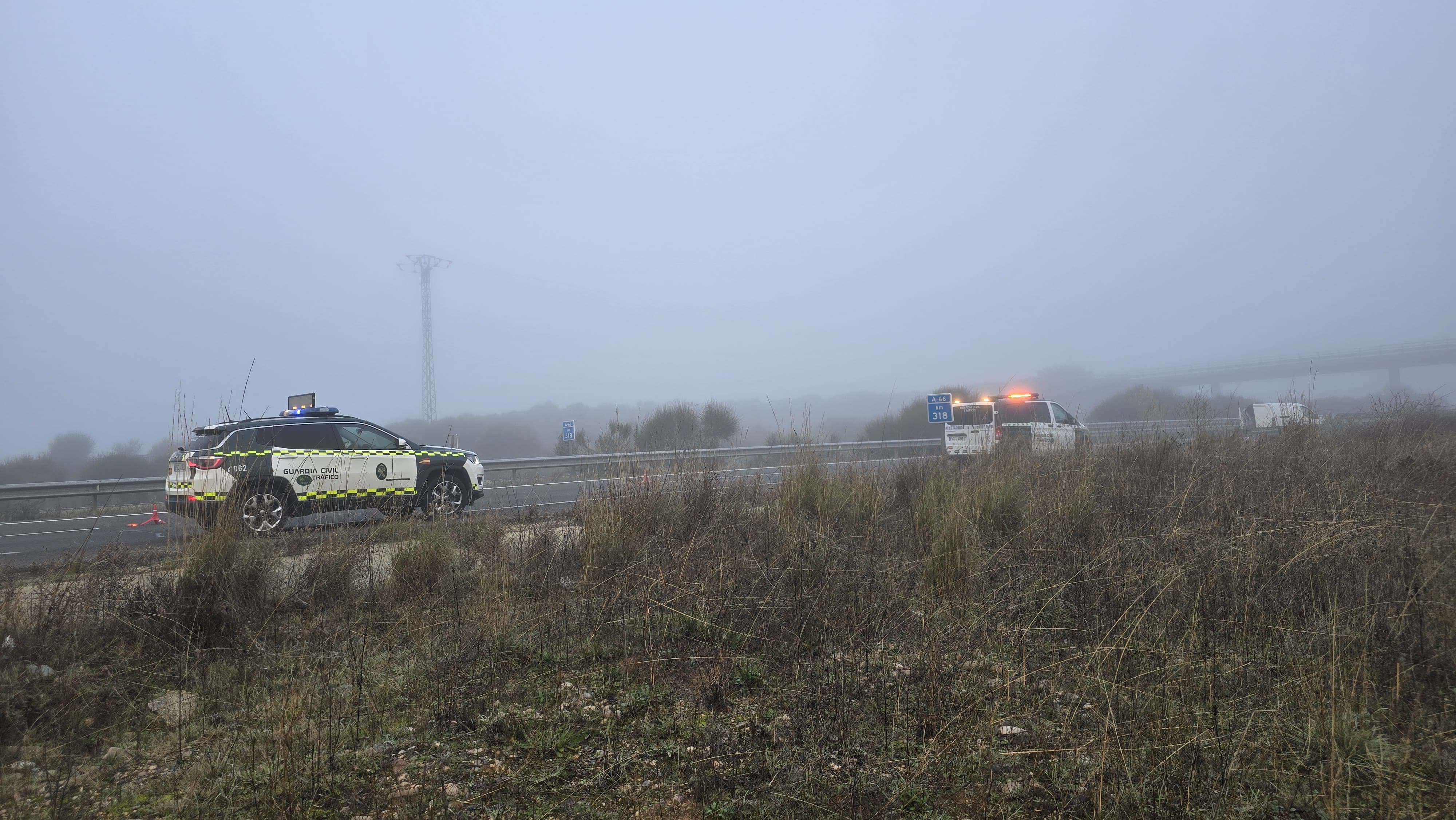  Accidente con un coche volcado y una furgoneta empotrada contra el guardarraíl en Topas, en la A-66. Foto Andrea M.