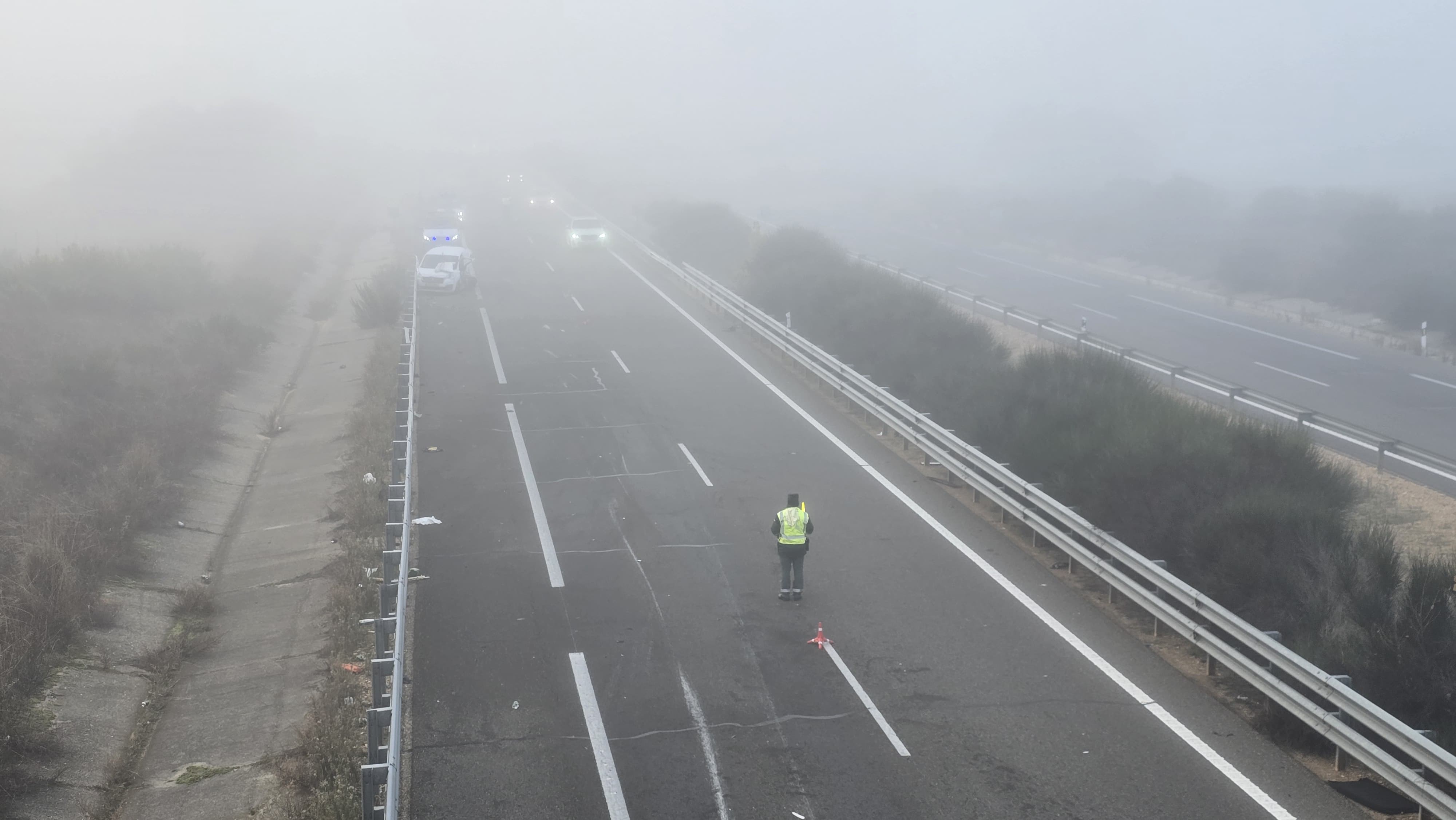  Accidente con un coche volcado y una furgoneta empotrada contra el guardarraíl en Topas, en la A-66. Foto Andrea M.