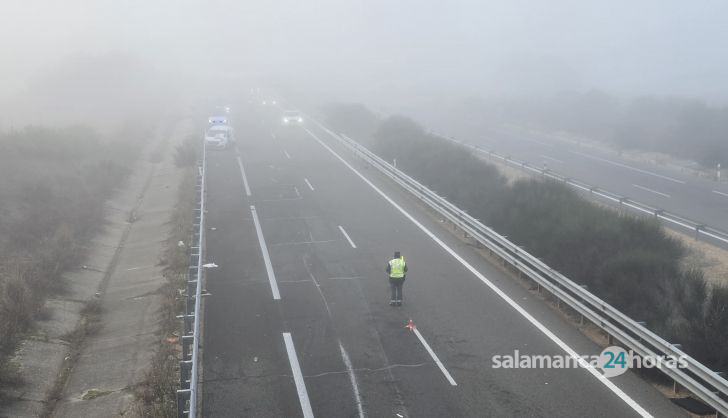  Accidente con un coche volcado y una furgoneta empotrada contra el guardarraíl en Topas, en la A-66. Foto Andrea M.