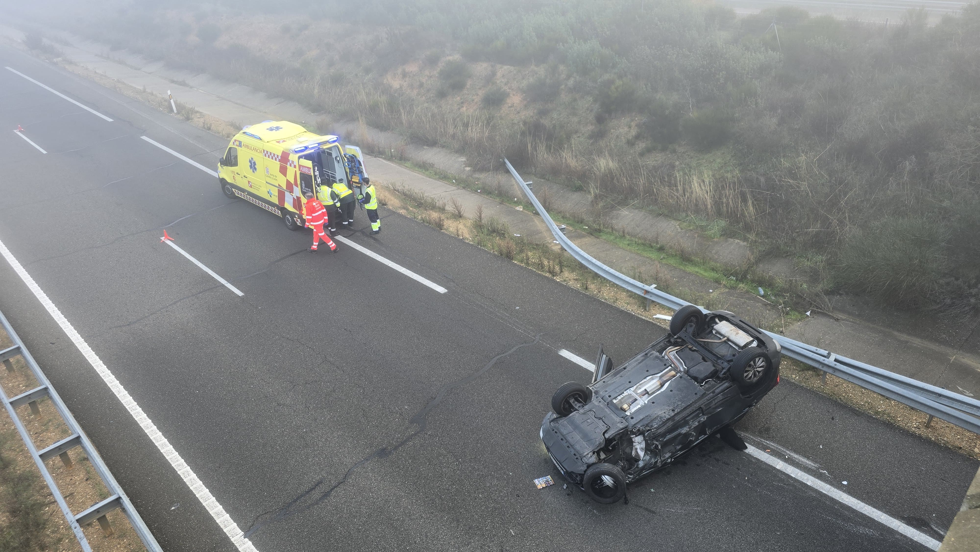  Accidente con un coche volcado y una furgoneta empotrada contra el guardarraíl en Topas, en la A-66. Foto Andrea M.