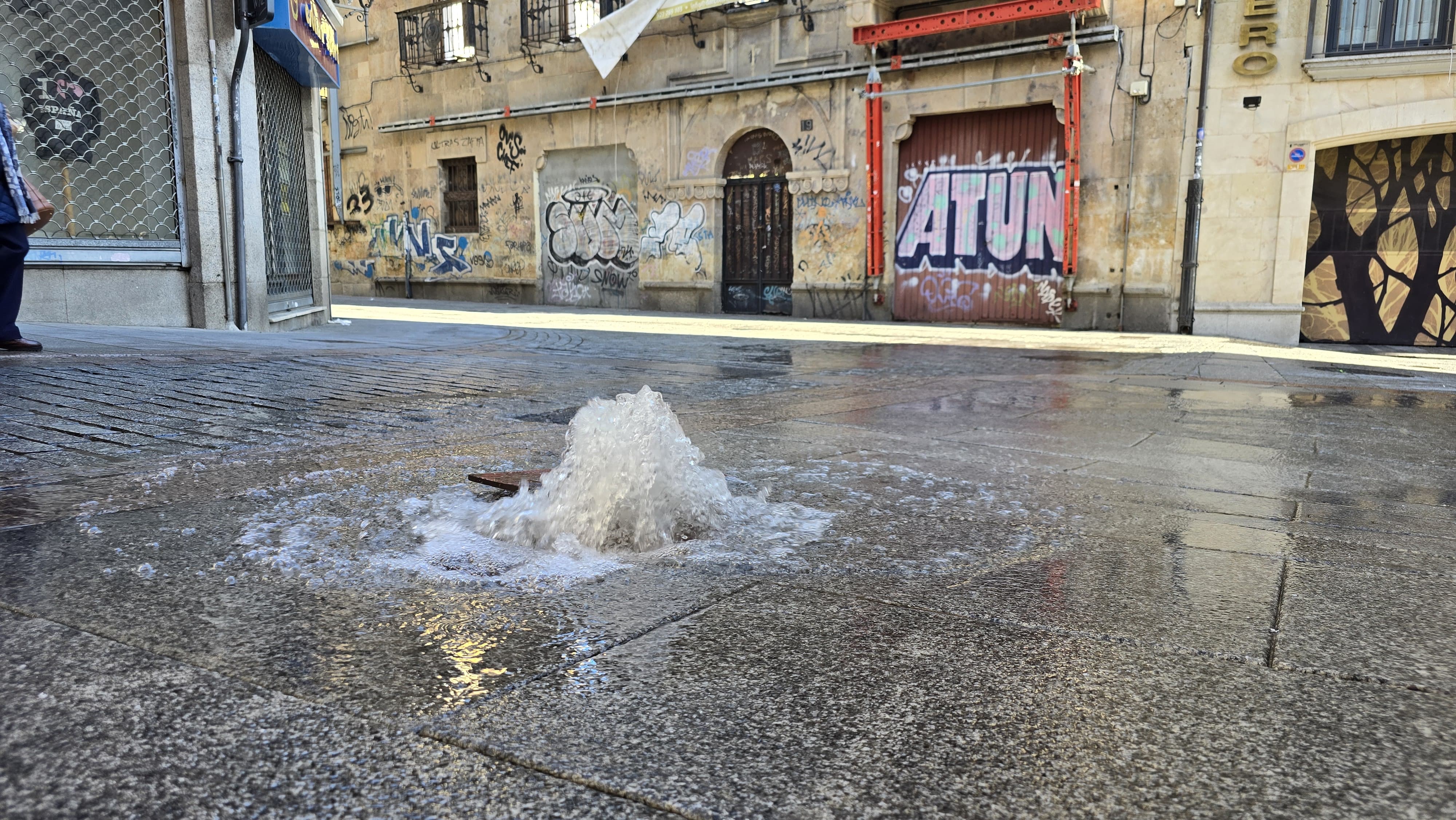 Reventón de agua en la calle Miñagustín. Fotos Andrea M. 