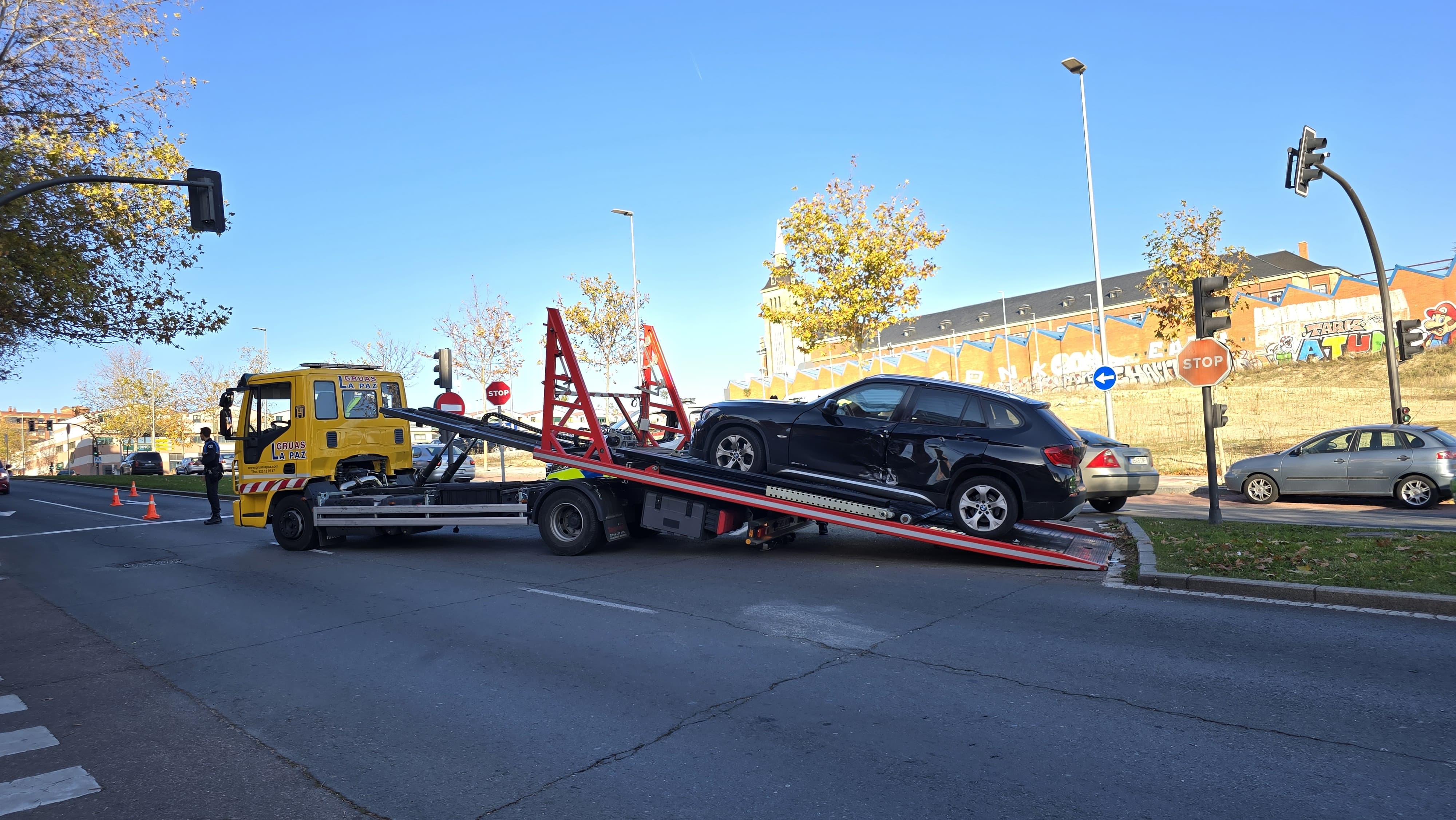  Choque entre una ambulancia y un vehículo en la avenida de la Reina Berenguela. Fotos Andrea M. 