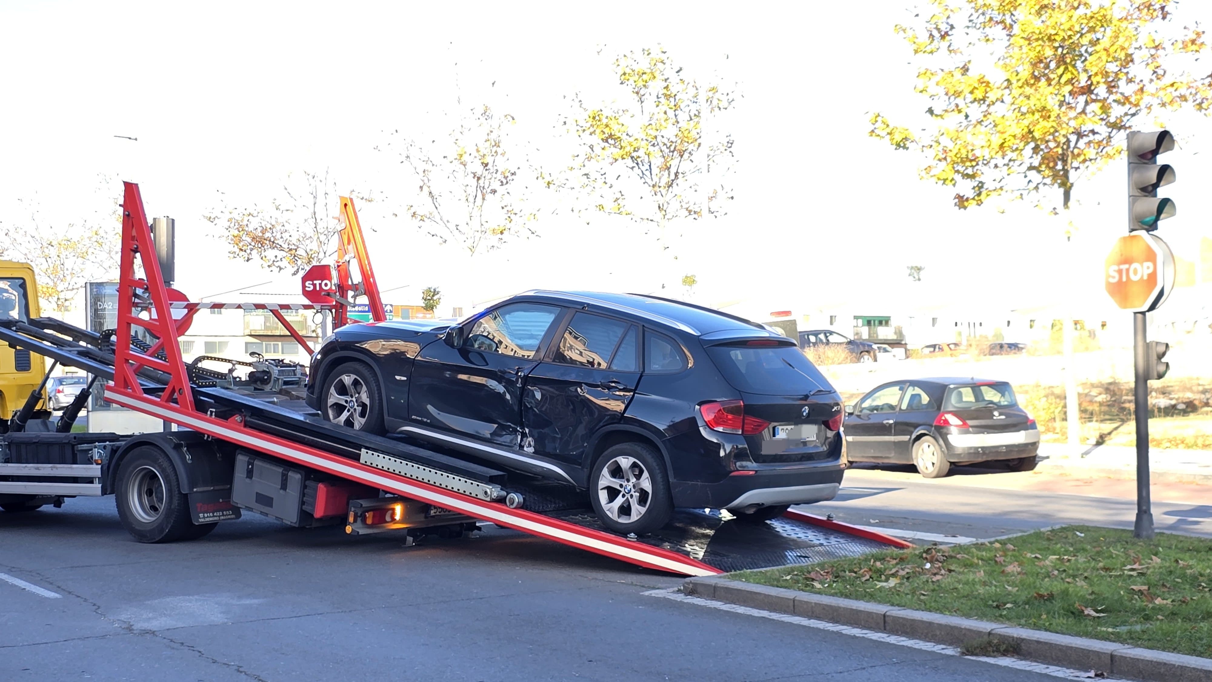  Choque entre una ambulancia y un vehículo en la avenida de la Reina Berenguela. Fotos Andrea M. 