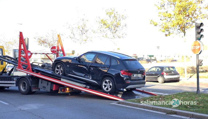  Choque entre una ambulancia y un vehículo en la avenida de la Reina Berenguela. Fotos Andrea M. 