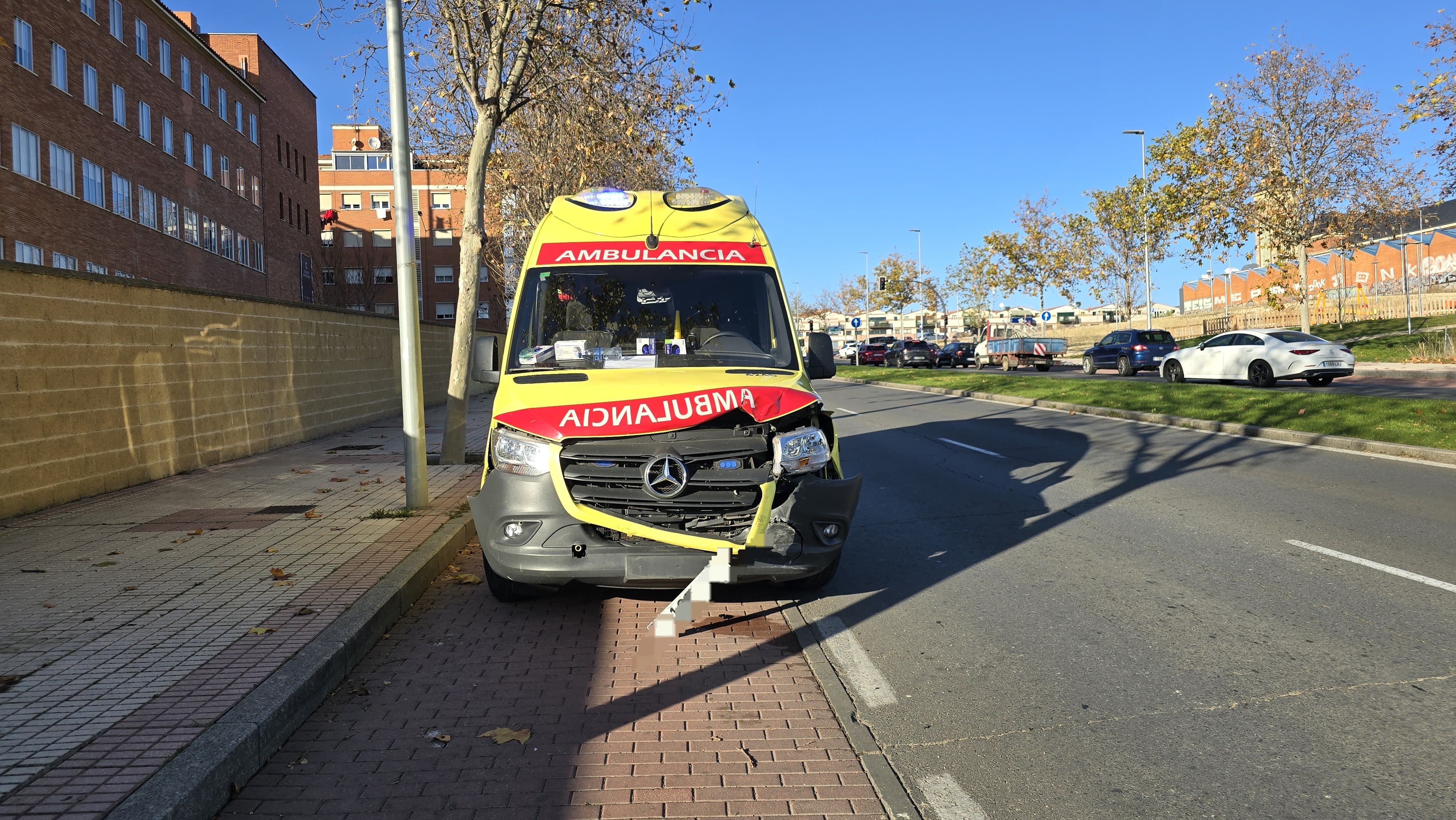  Choque entre una ambulancia y un vehículo en la avenida de la Reina Berenguela. Fotos Andrea M. 