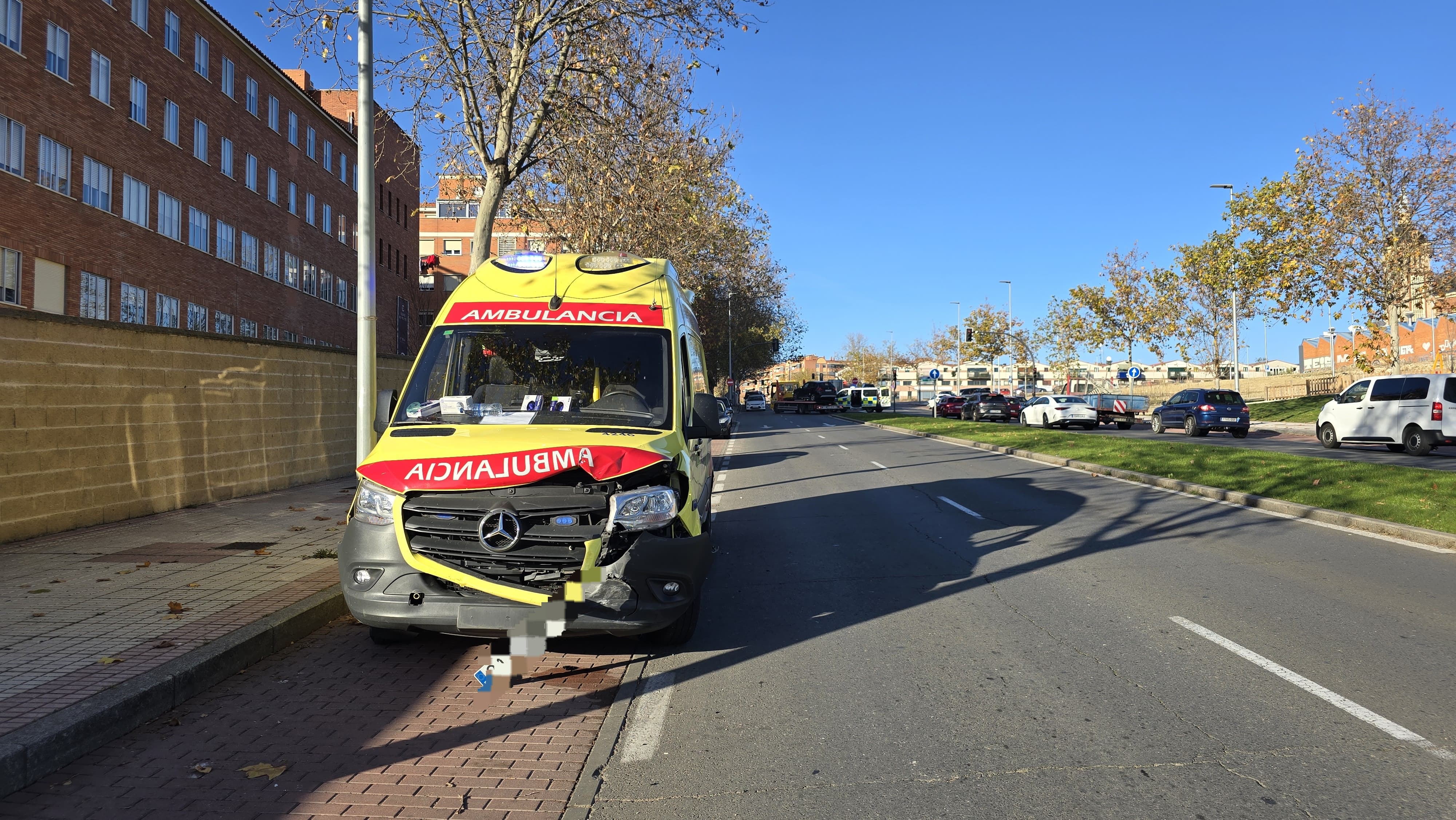  Choque entre una ambulancia y un vehículo en la avenida de la Reina Berenguela. Fotos Andrea M. 