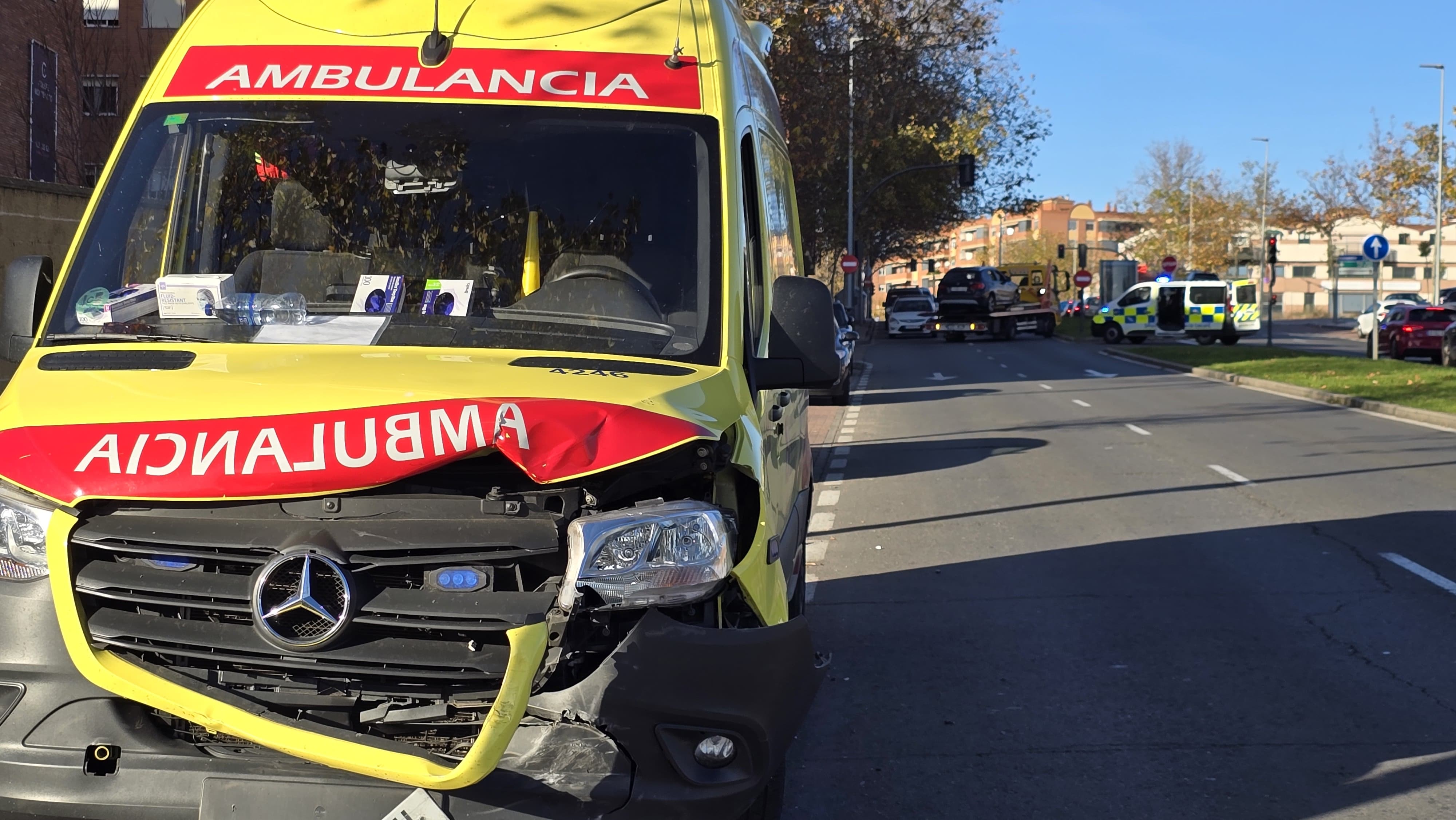  Choque entre una ambulancia y un vehículo en la avenida de la Reina Berenguela. Fotos Andrea M. 