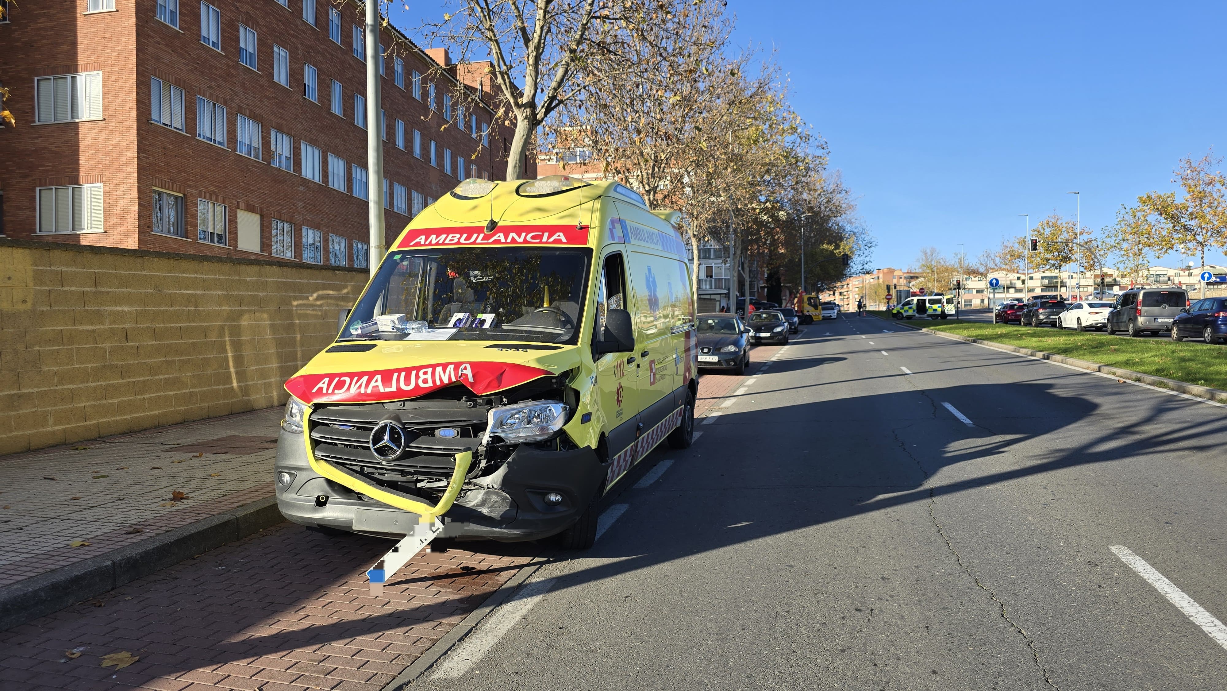  Choque entre una ambulancia y un vehículo en la avenida de la Reina Berenguela. Fotos Andrea M. 