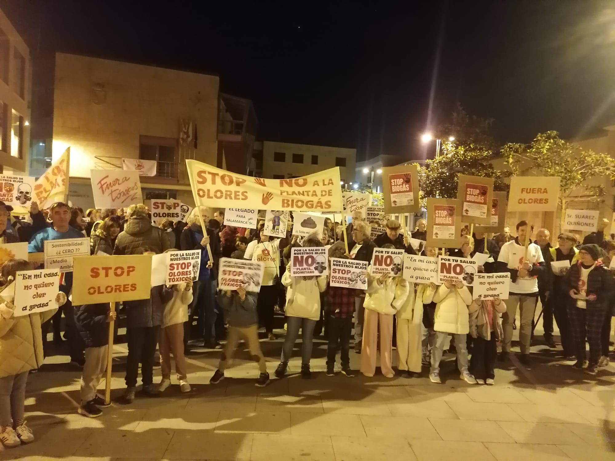 Vecinos del alfoz de Salamanca se manifiestan en Villamayor, una vez más, para denunciar los malos olores de la fábrica de grasas de Gudino