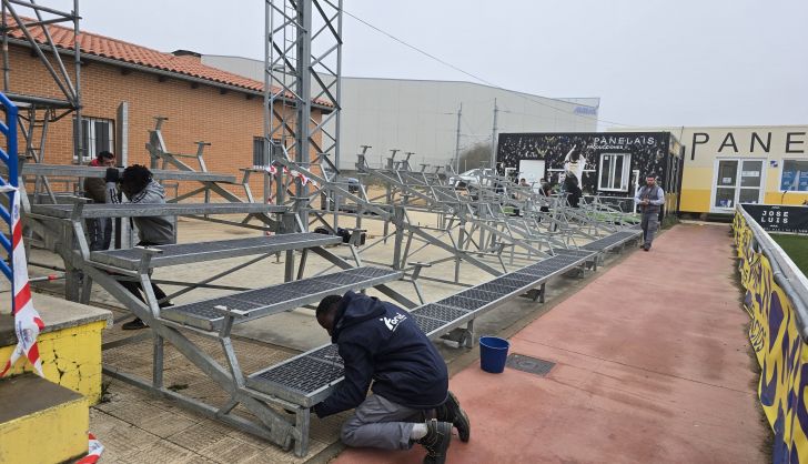 Instalación de gradas supletorias en el Reina Sofía para el Unionistas   Rayo Vallecano de Copa del Rey | FOTO ANDREA MATEOS