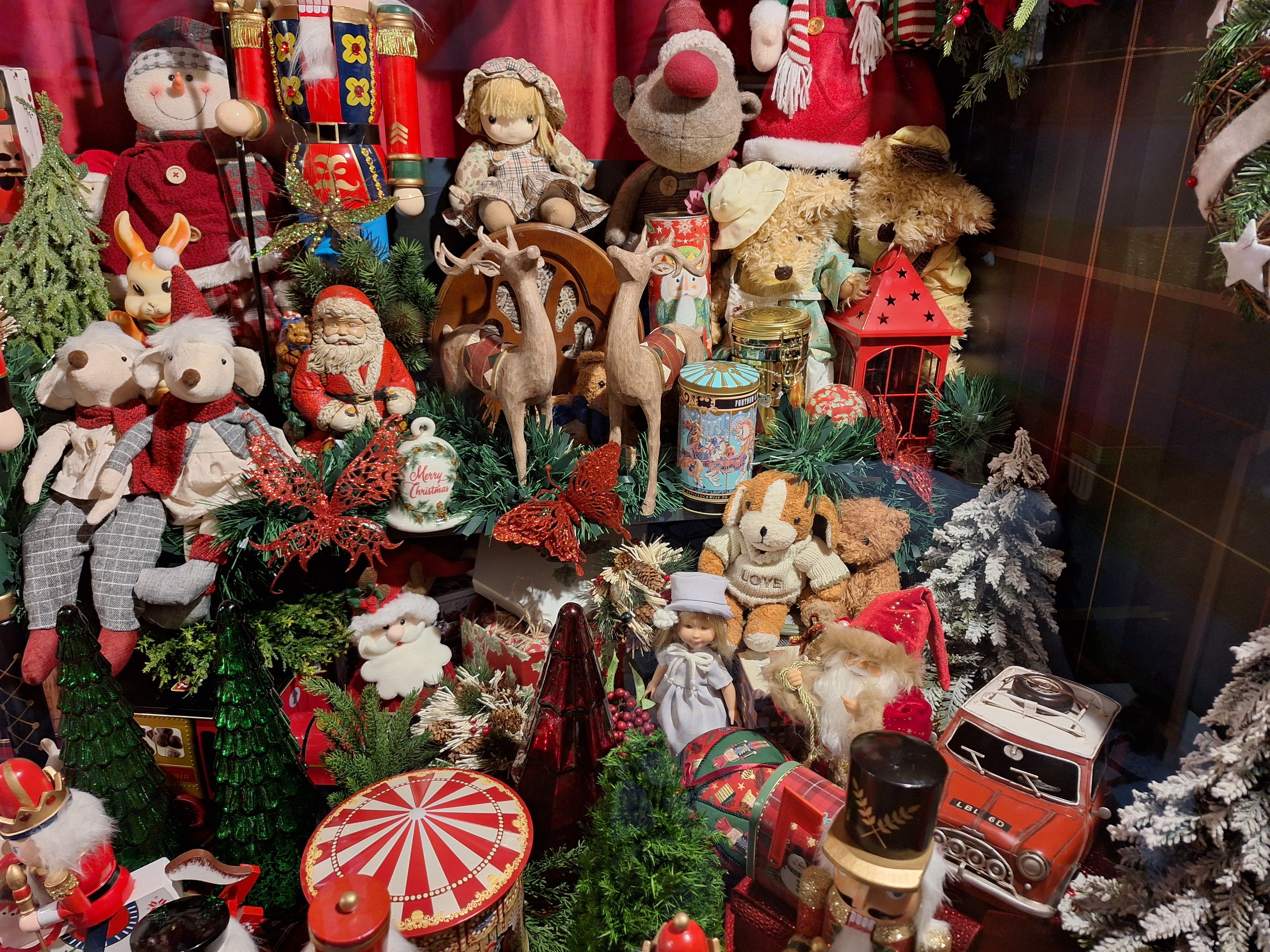 Belén Navideño y decoración tienda juguetes en el Ayuntamiento de Santa Marta