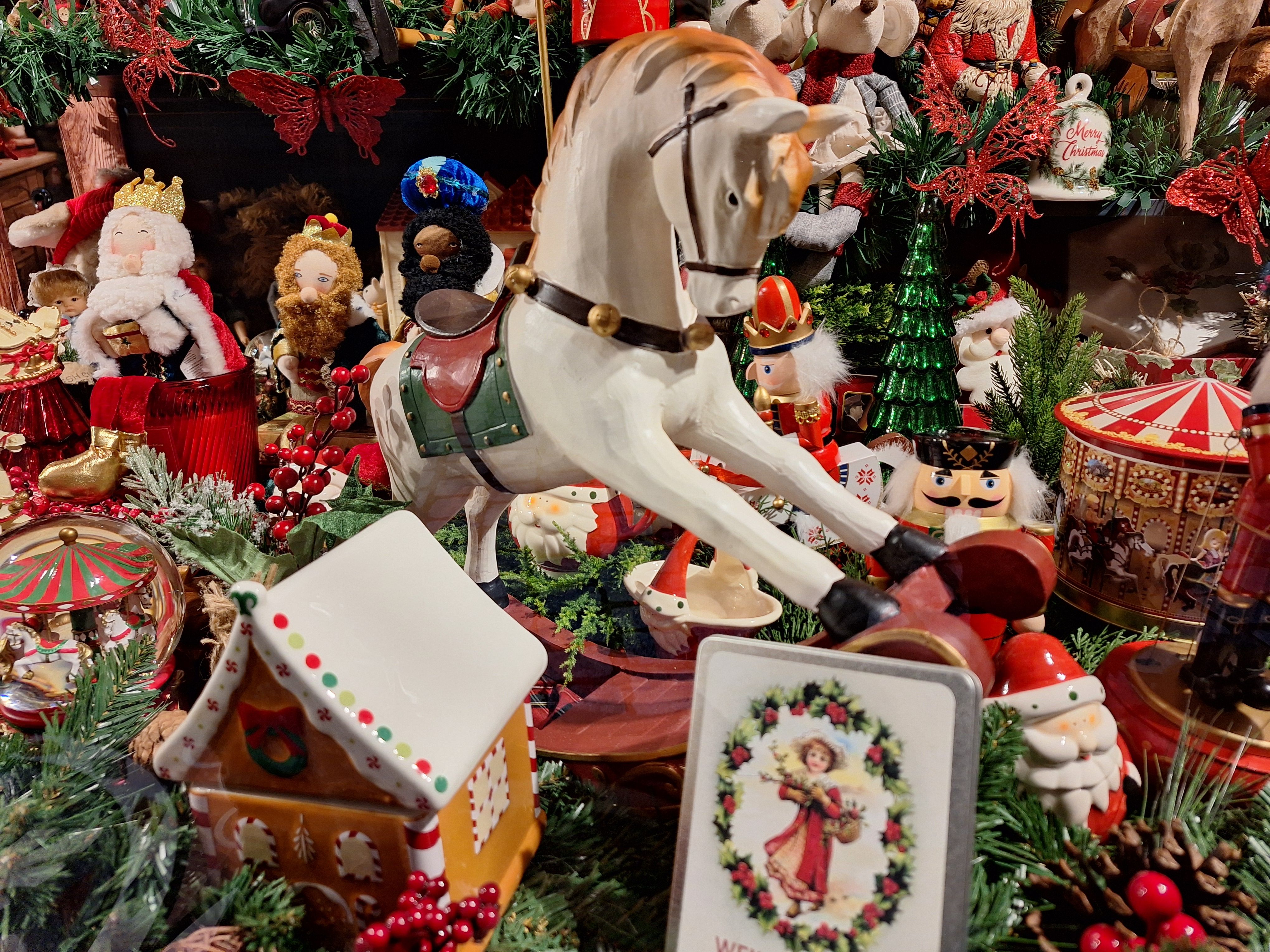 Belén Navideño y decoración tienda juguetes en el Ayuntamiento de Santa Marta