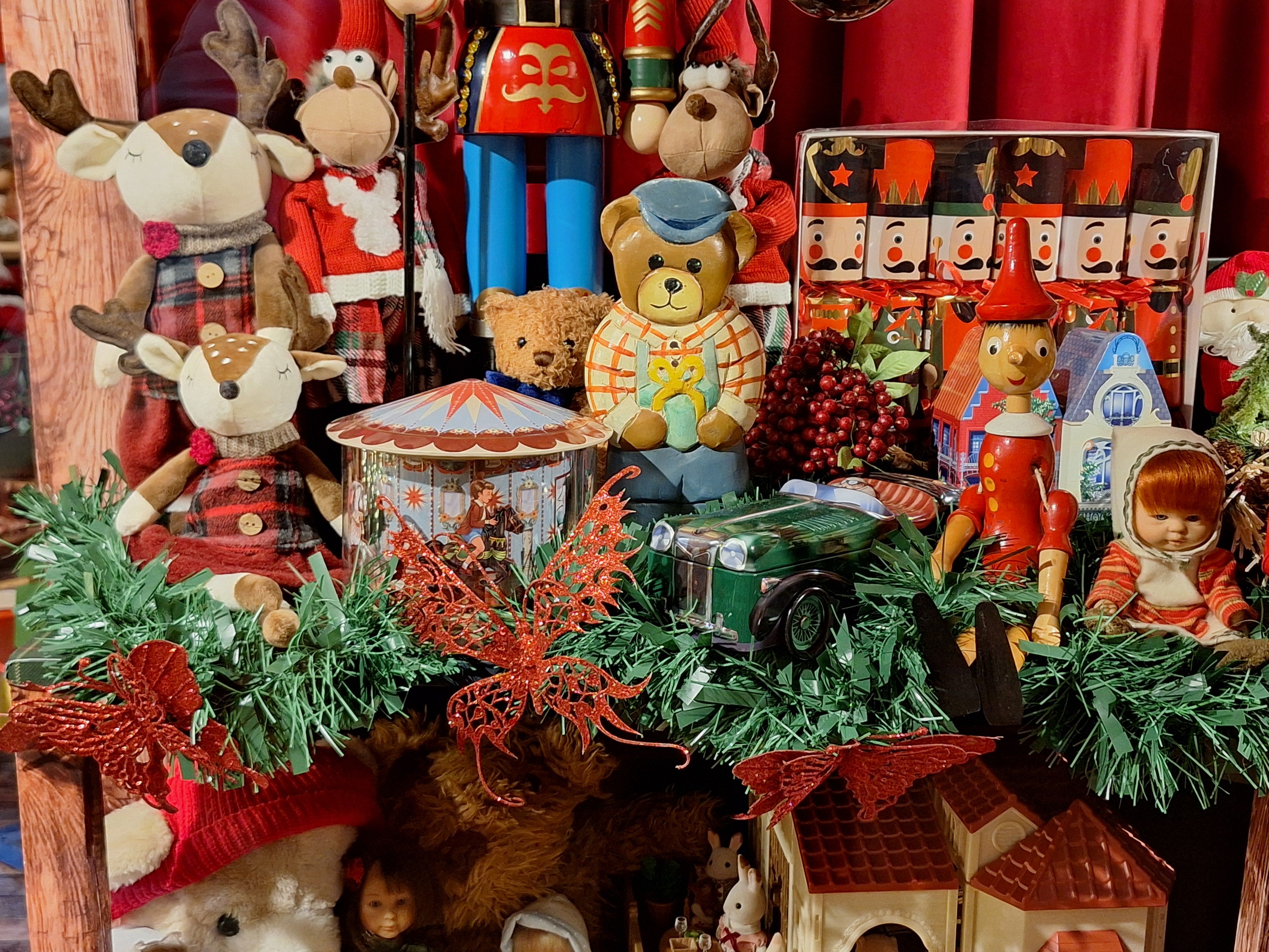 Belén Navideño y decoración tienda juguetes en el Ayuntamiento de Santa Marta