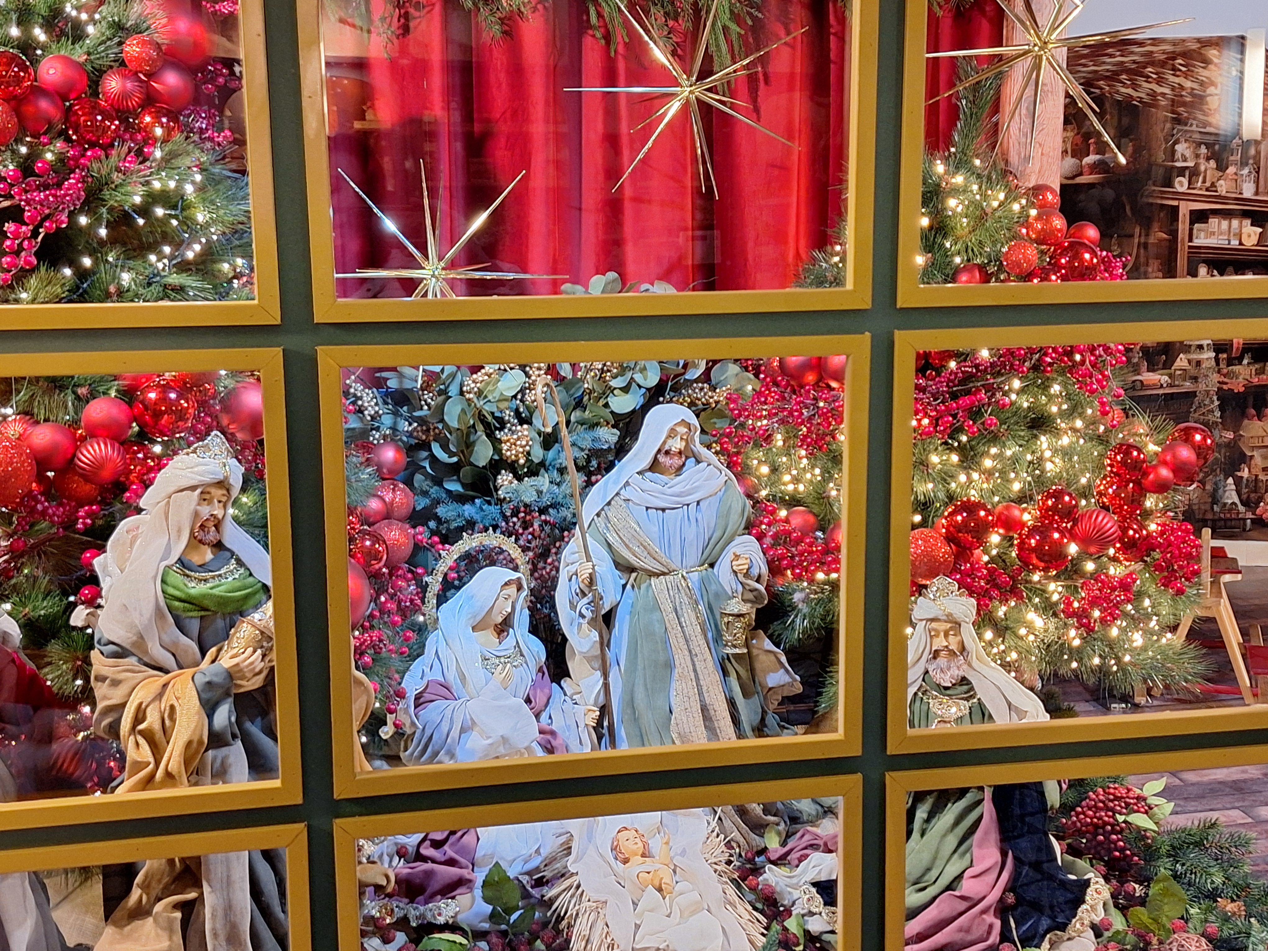 Belén Navideño y decoración tienda juguetes en el Ayuntamiento de Santa Marta