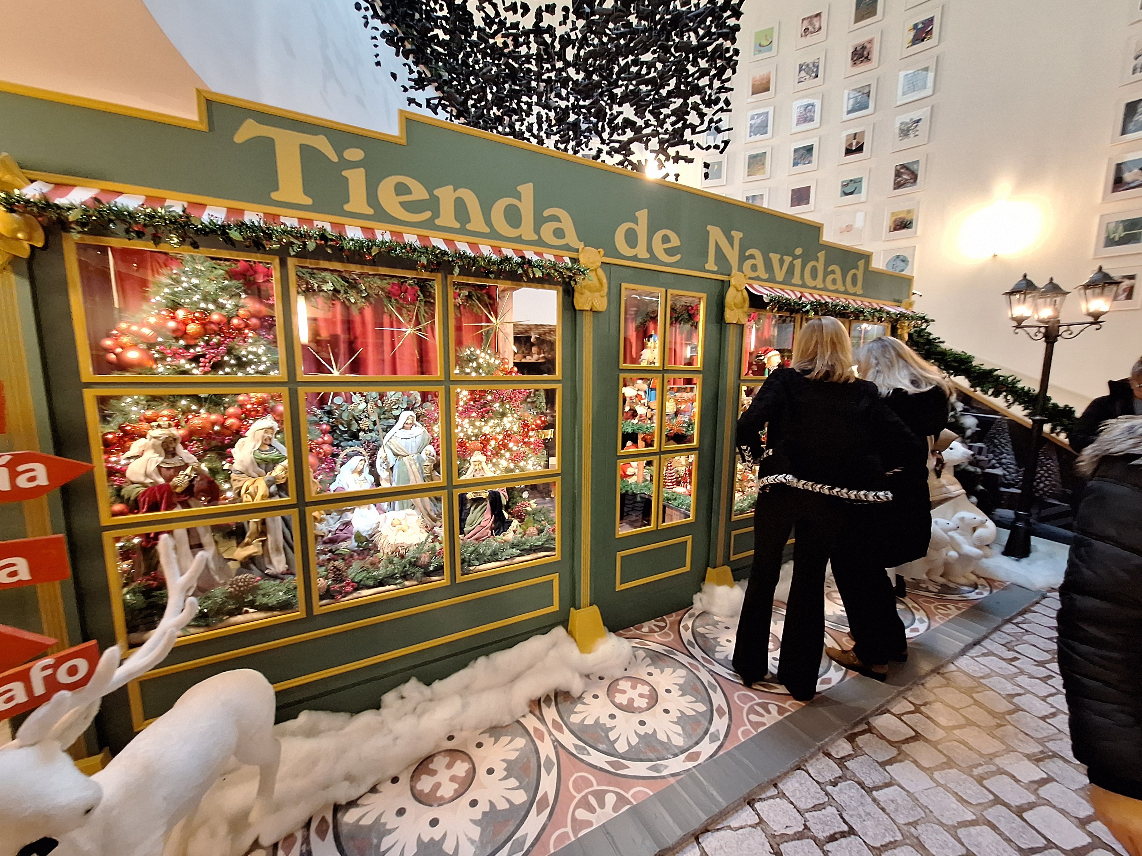 Belén Navideño y decoración tienda juguetes en el Ayuntamiento de Santa Marta