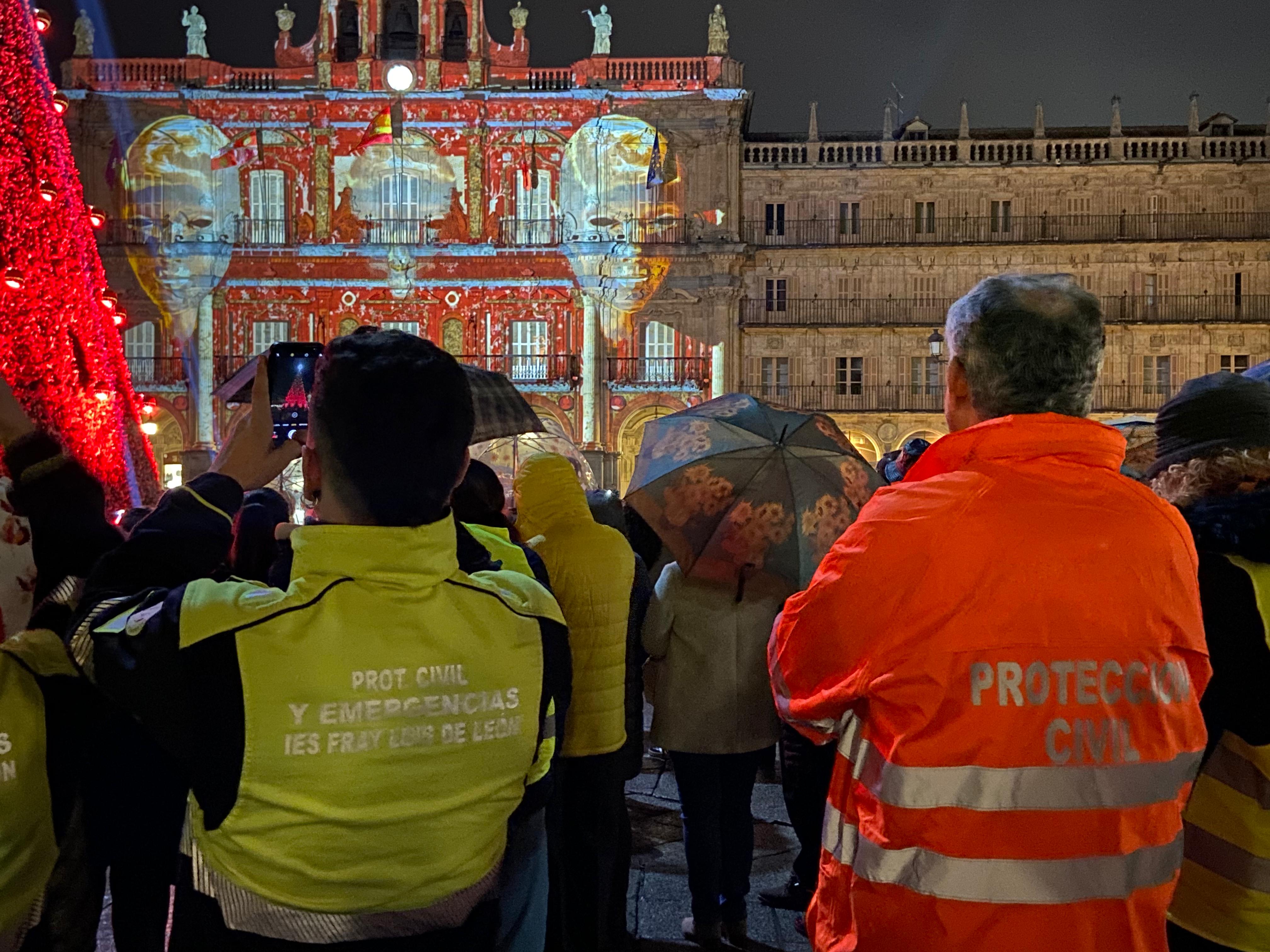 GALERÍA | Personas de la tercera edad de diferentes residencias de Salamanca visitan las luces navideñas de la Plaza Mayor