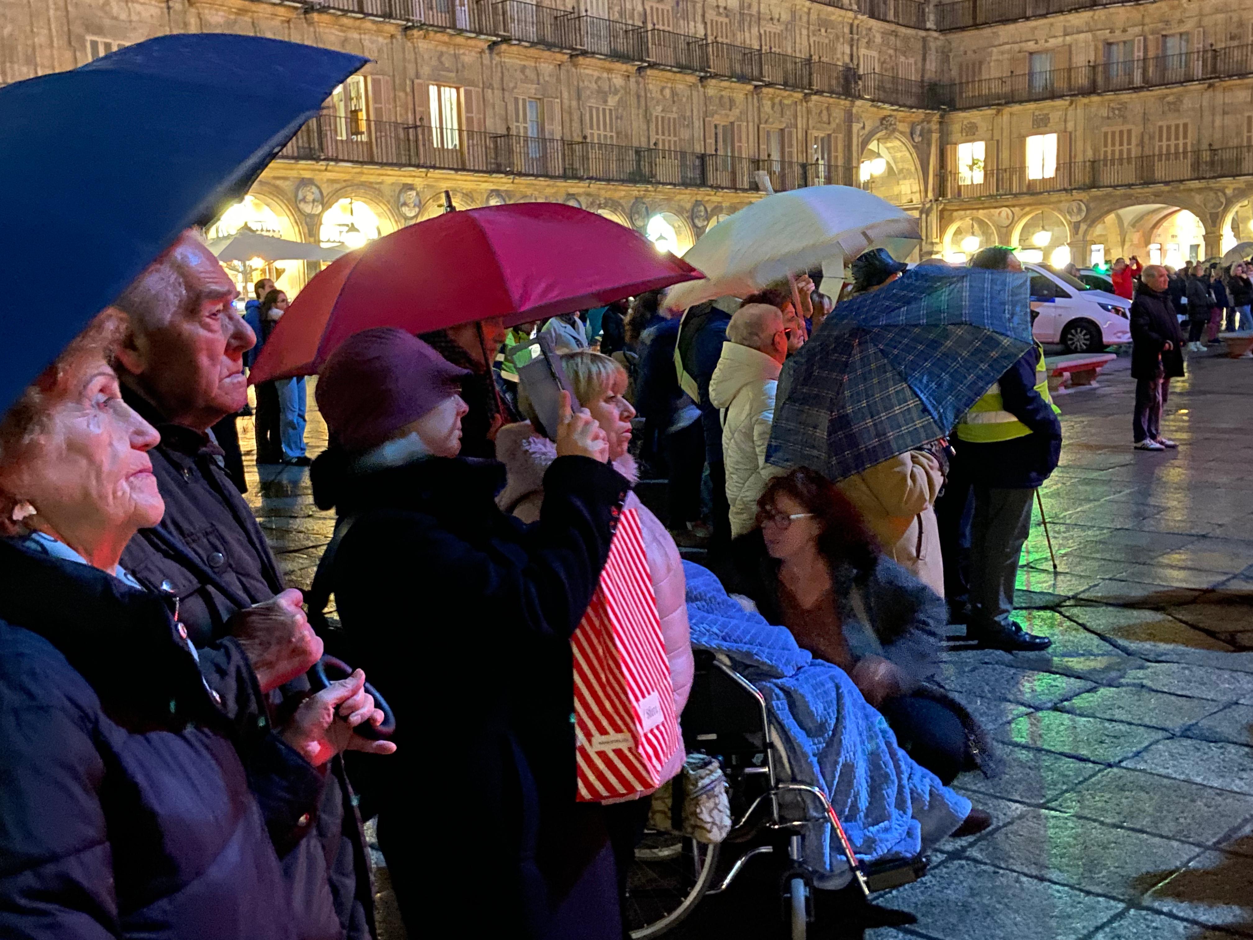 GALERÍA | Personas de la tercera edad de diferentes residencias de Salamanca visitan las luces navideñas de la Plaza Mayor