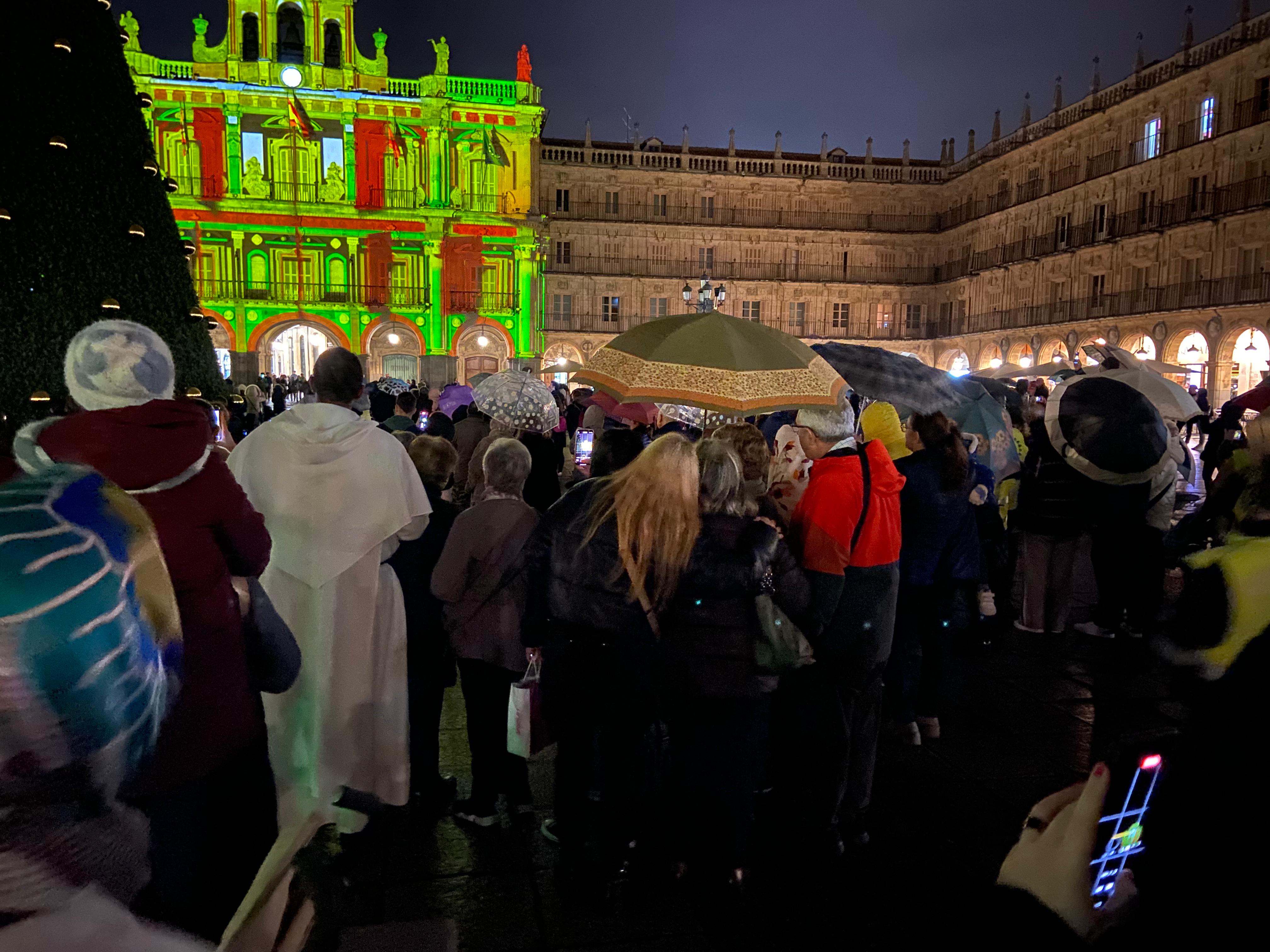 GALERÍA | Personas de la tercera edad de diferentes residencias de Salamanca visitan las luces navideñas de la Plaza Mayor