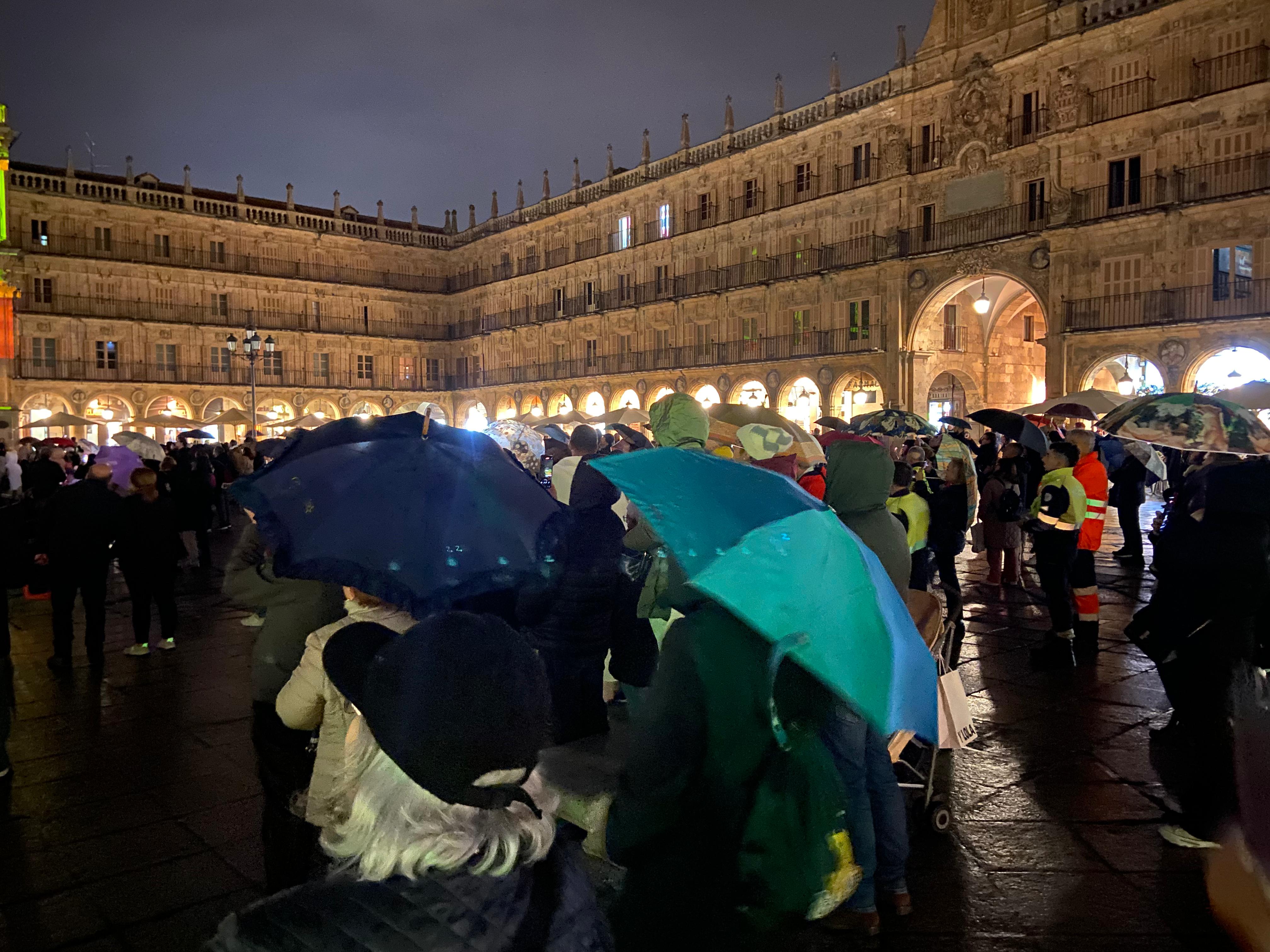 GALERÍA | Personas de la tercera edad de diferentes residencias de Salamanca visitan las luces navideñas de la Plaza Mayor