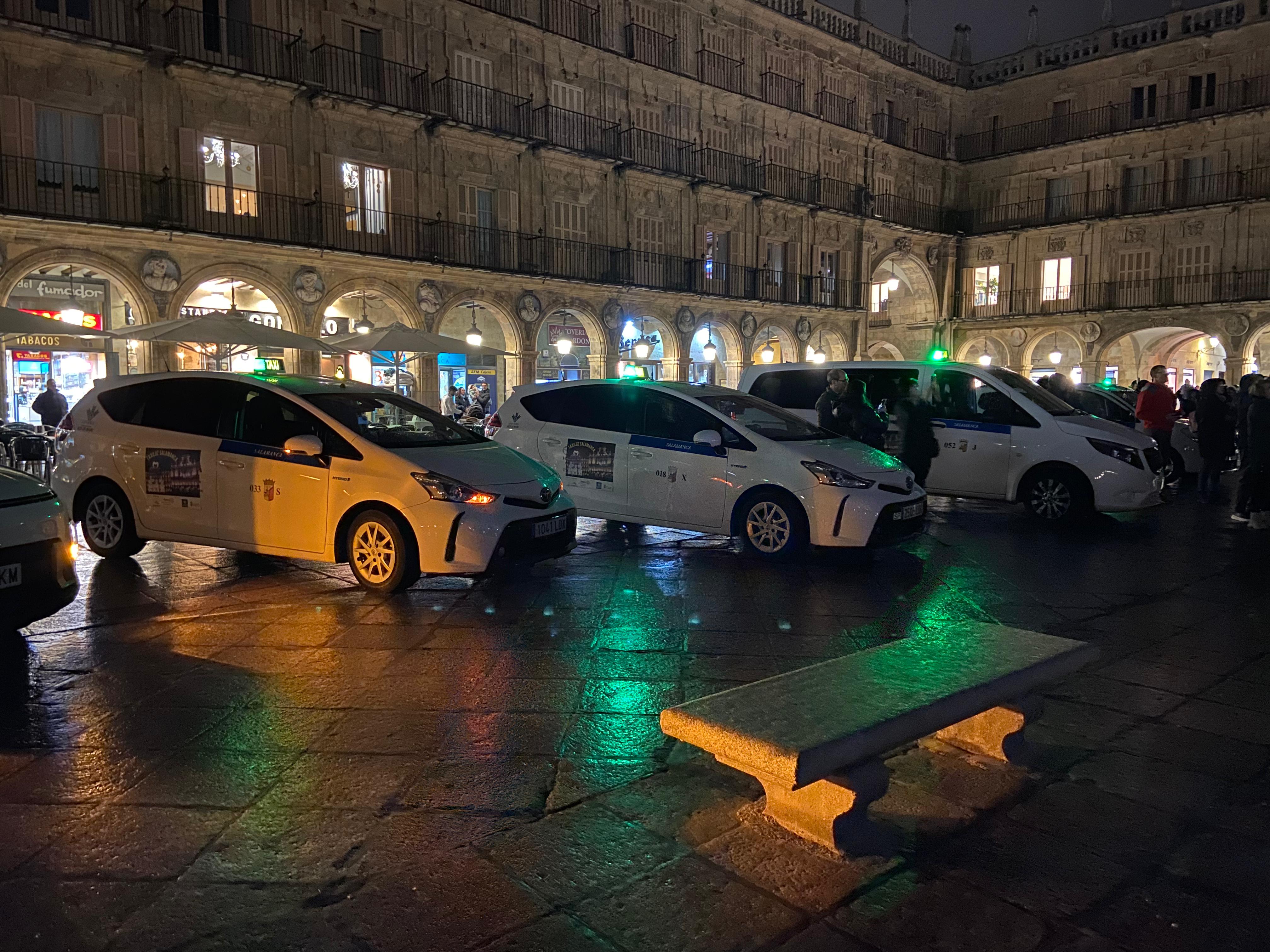 GALERÍA | Personas de la tercera edad de diferentes residencias de Salamanca visitan las luces navideñas de la Plaza Mayor