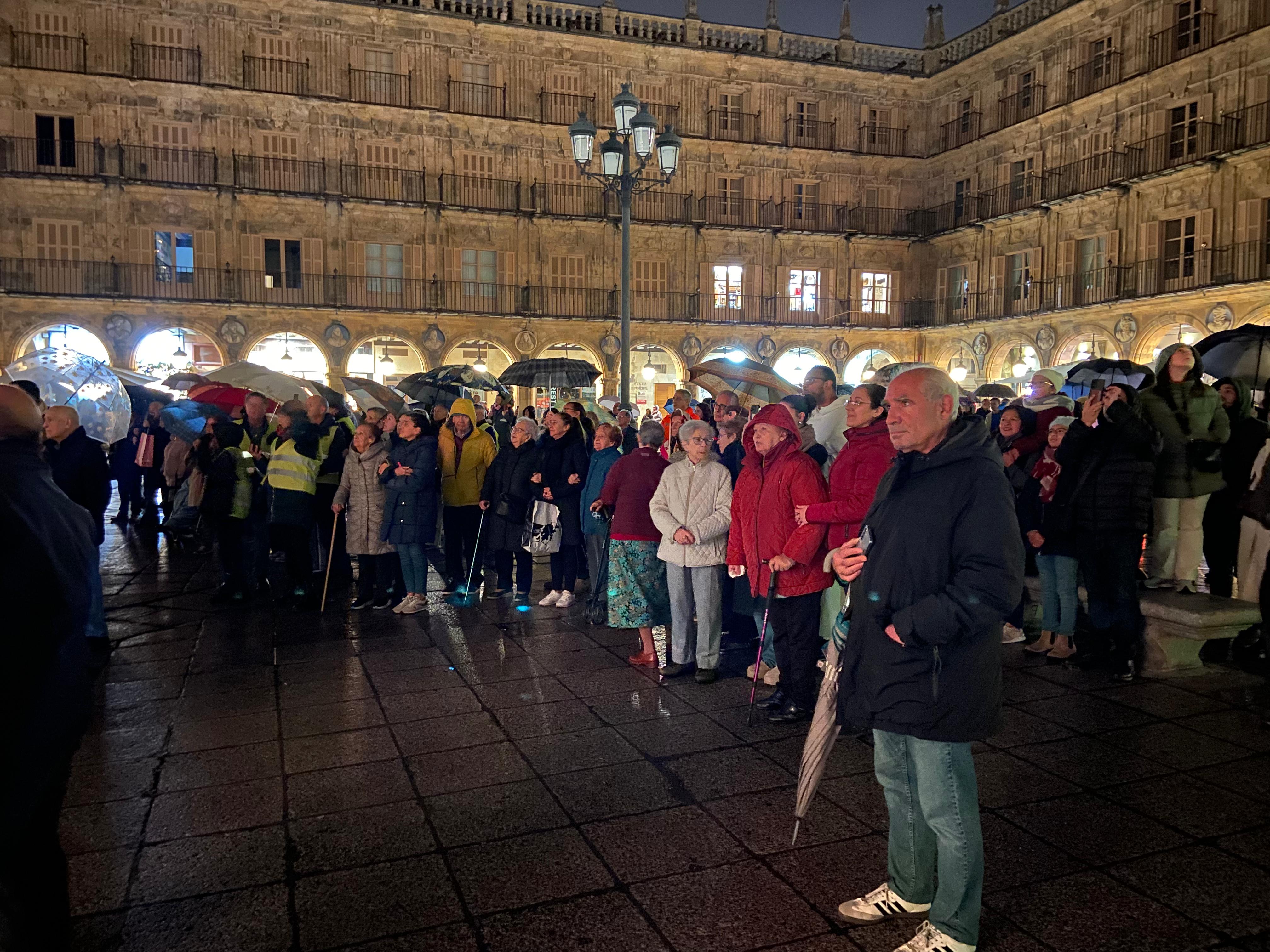 GALERÍA | Personas de la tercera edad de diferentes residencias de Salamanca visitan las luces navideñas de la Plaza Mayor