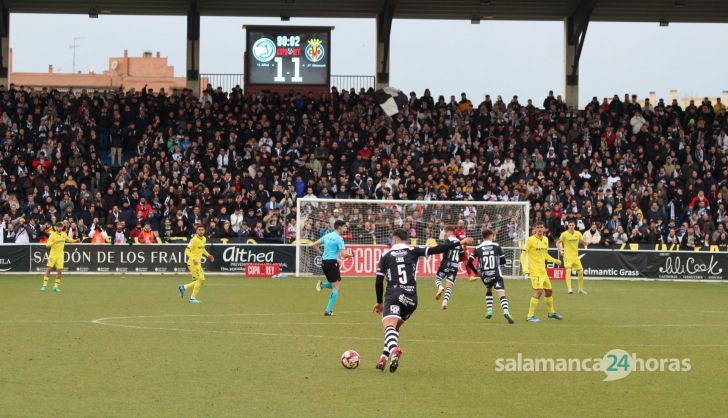 Erik Ruiz golpea un balón ante el Villarreal | FOTO SALAMANCA24HORAS.COM