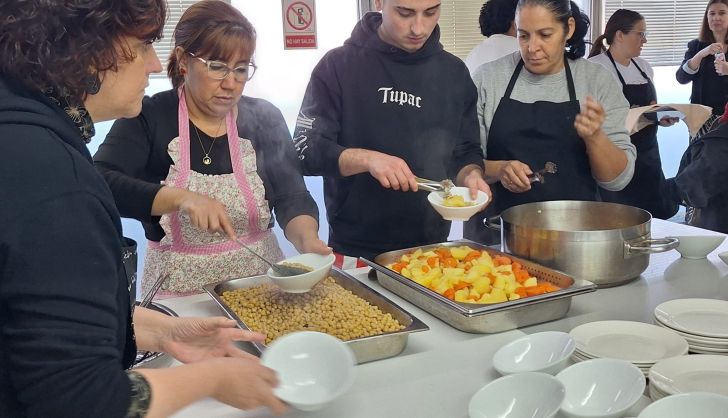 Cocido elaborado por los alumnos de la Escuela de Hostelería de Santa Marta 