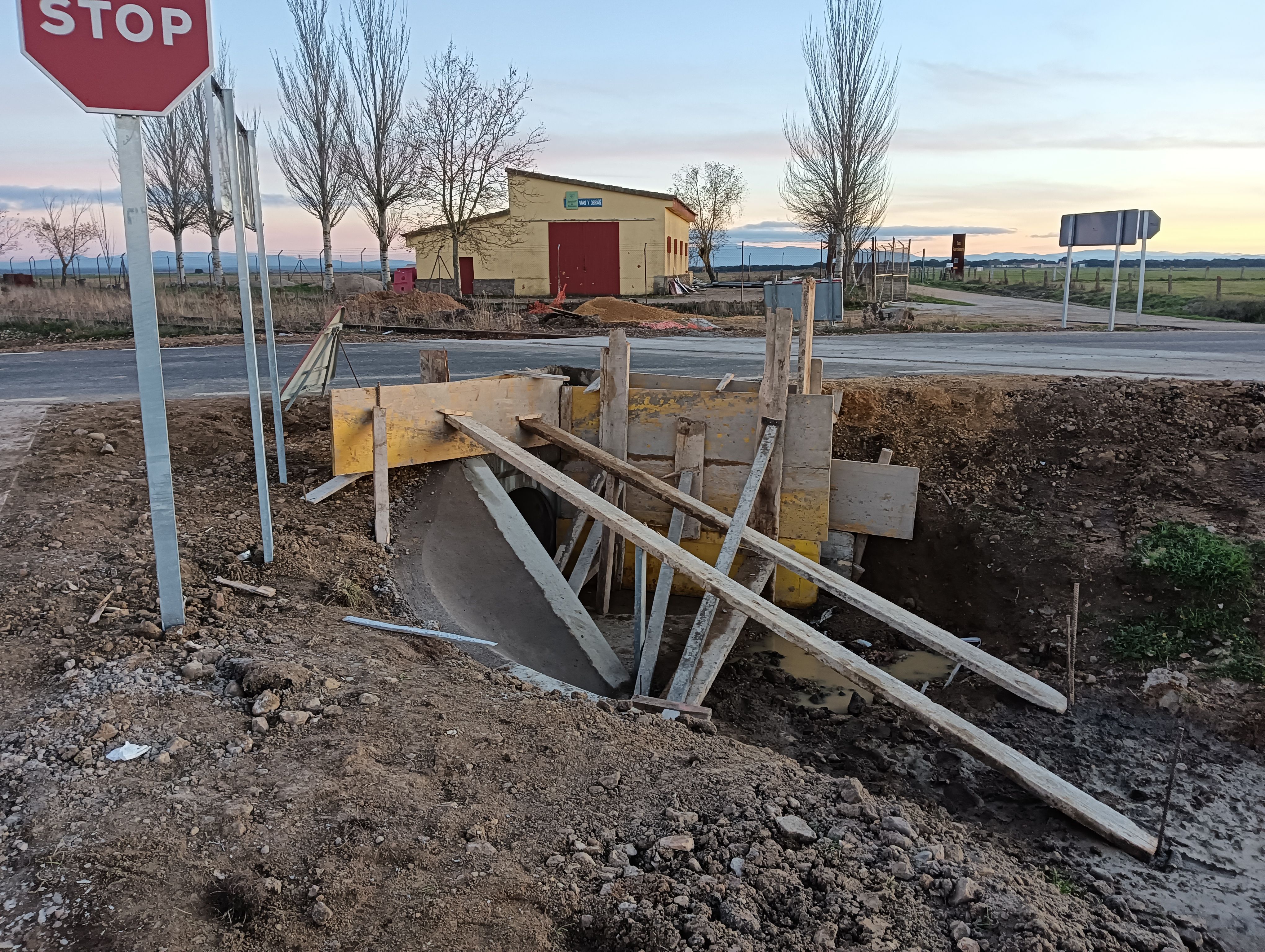 La Diputación de Salamanca reabre “sin terminar las obras, sin señalizar y sin restricciones” al tráfico de vehículos la carretera de Boada a Retortillo