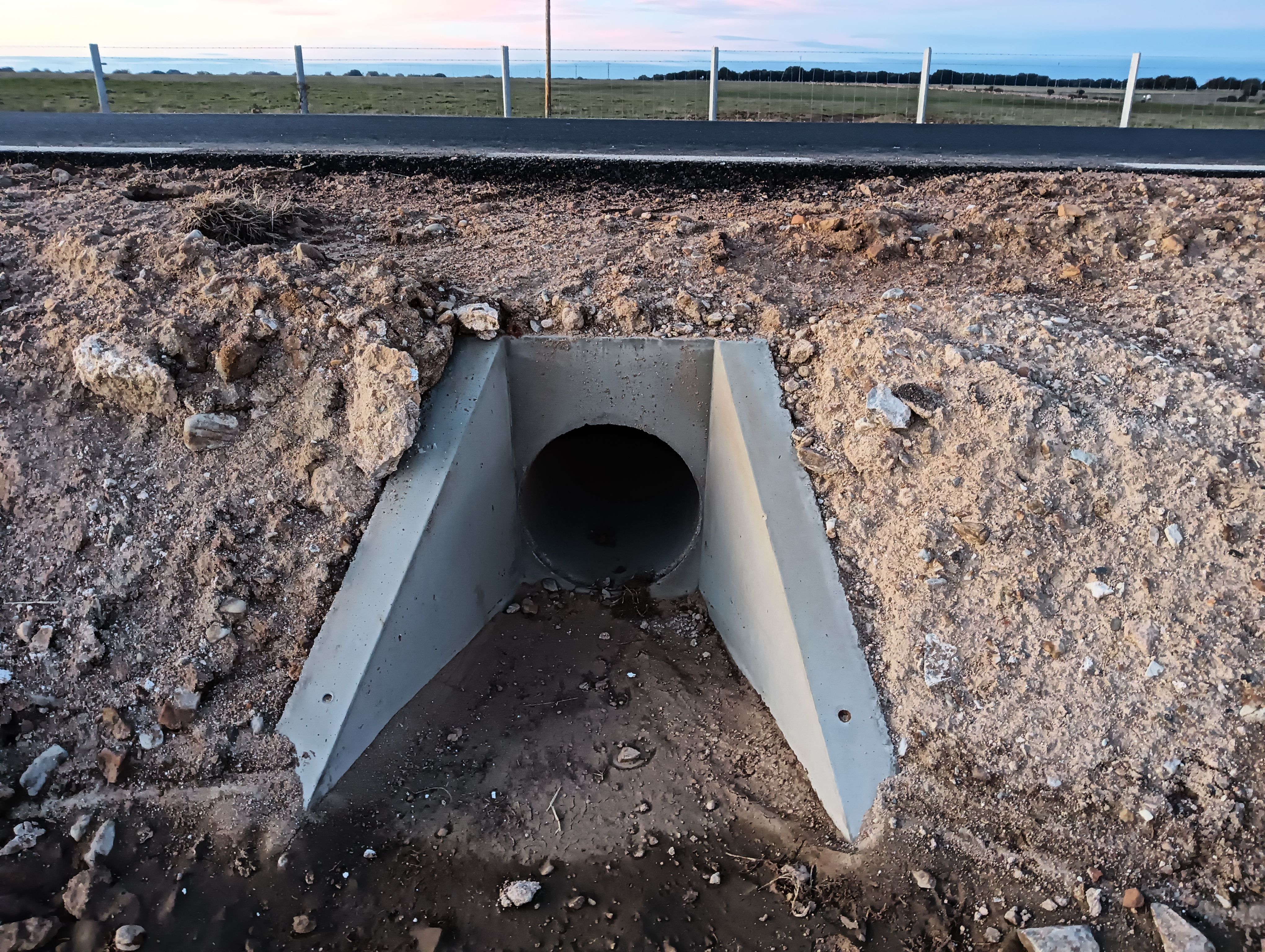 Alcantarilla para paso de agua sin señalizar y sin tener nivelación con firme