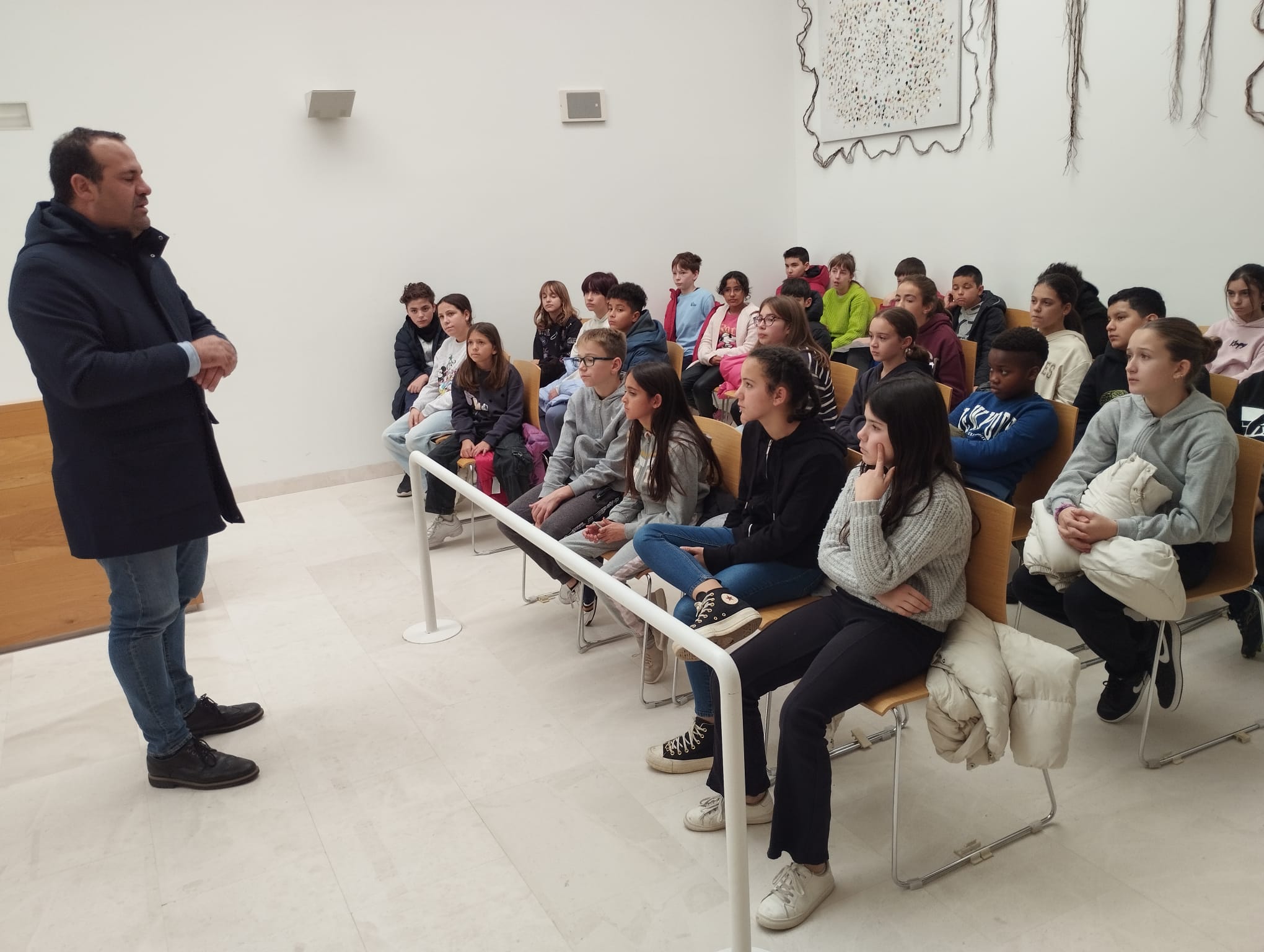 David Mingo recibe en el Ayuntamiento de Santa Marta a alumnos del Colegio Martín Gaite 