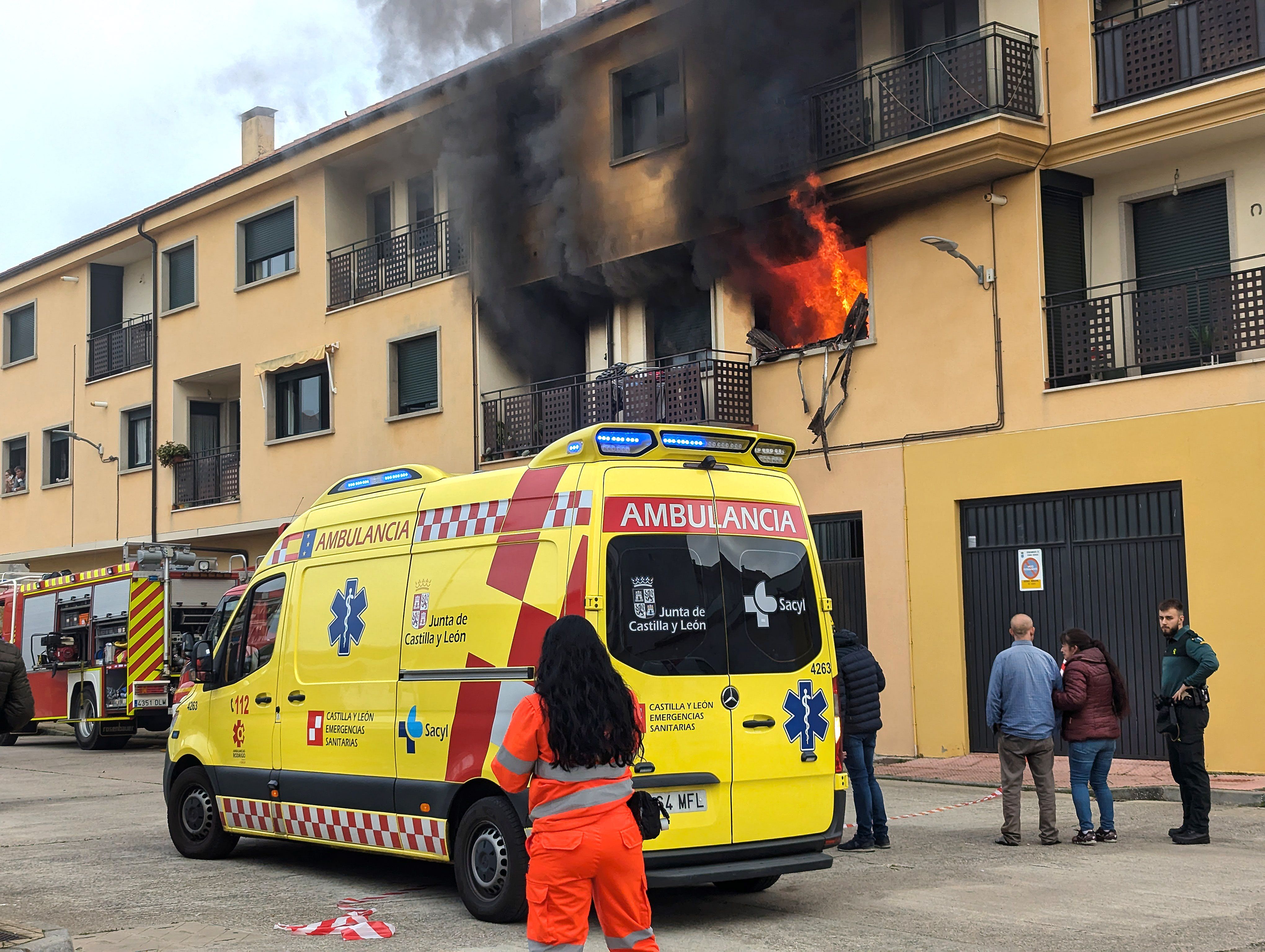 Parte del edificio, ubicado en la calle María de Molina, es desalojado a causa del fuego - Vicente (ICAL)