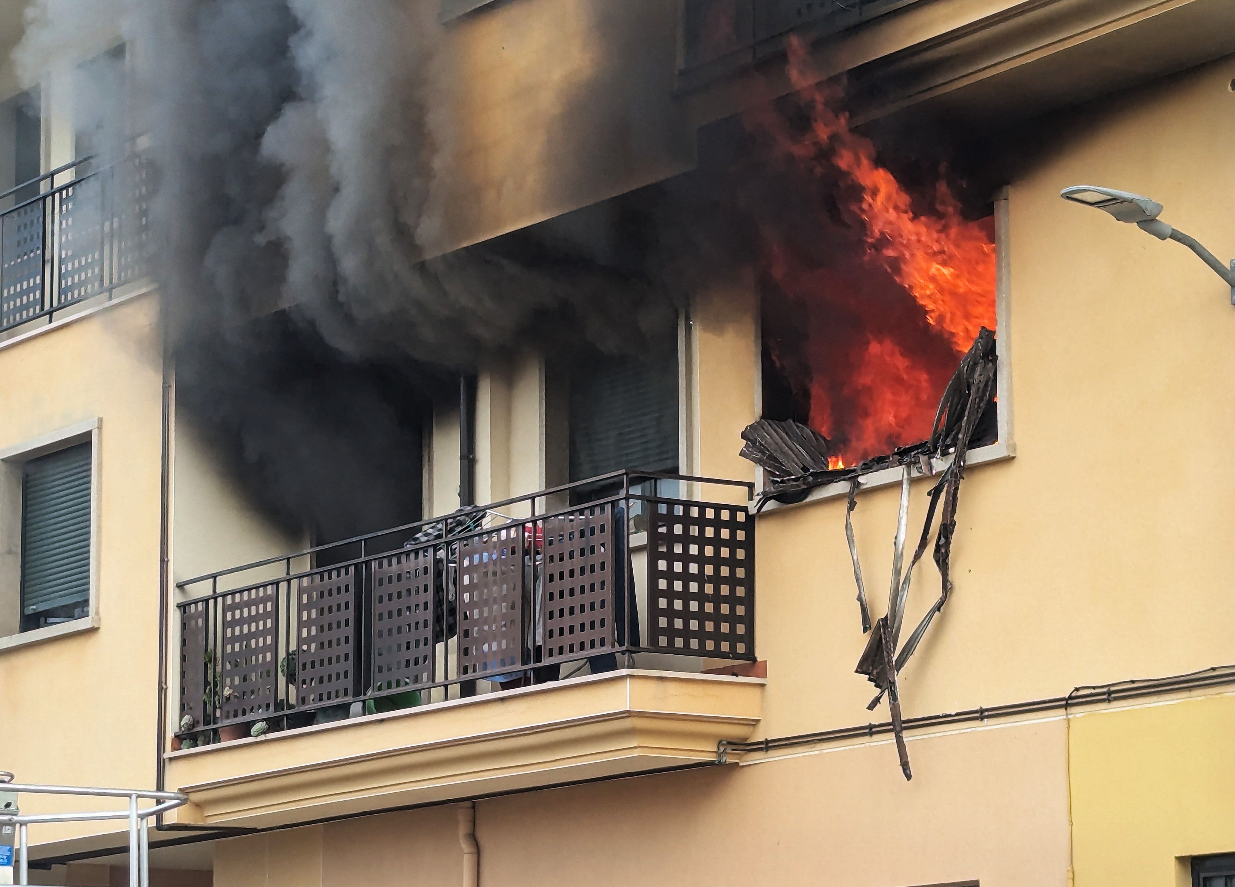 Parte del edificio, ubicado en la calle María de Molina, es desalojado a causa del fuego - Vicente (ICAL)