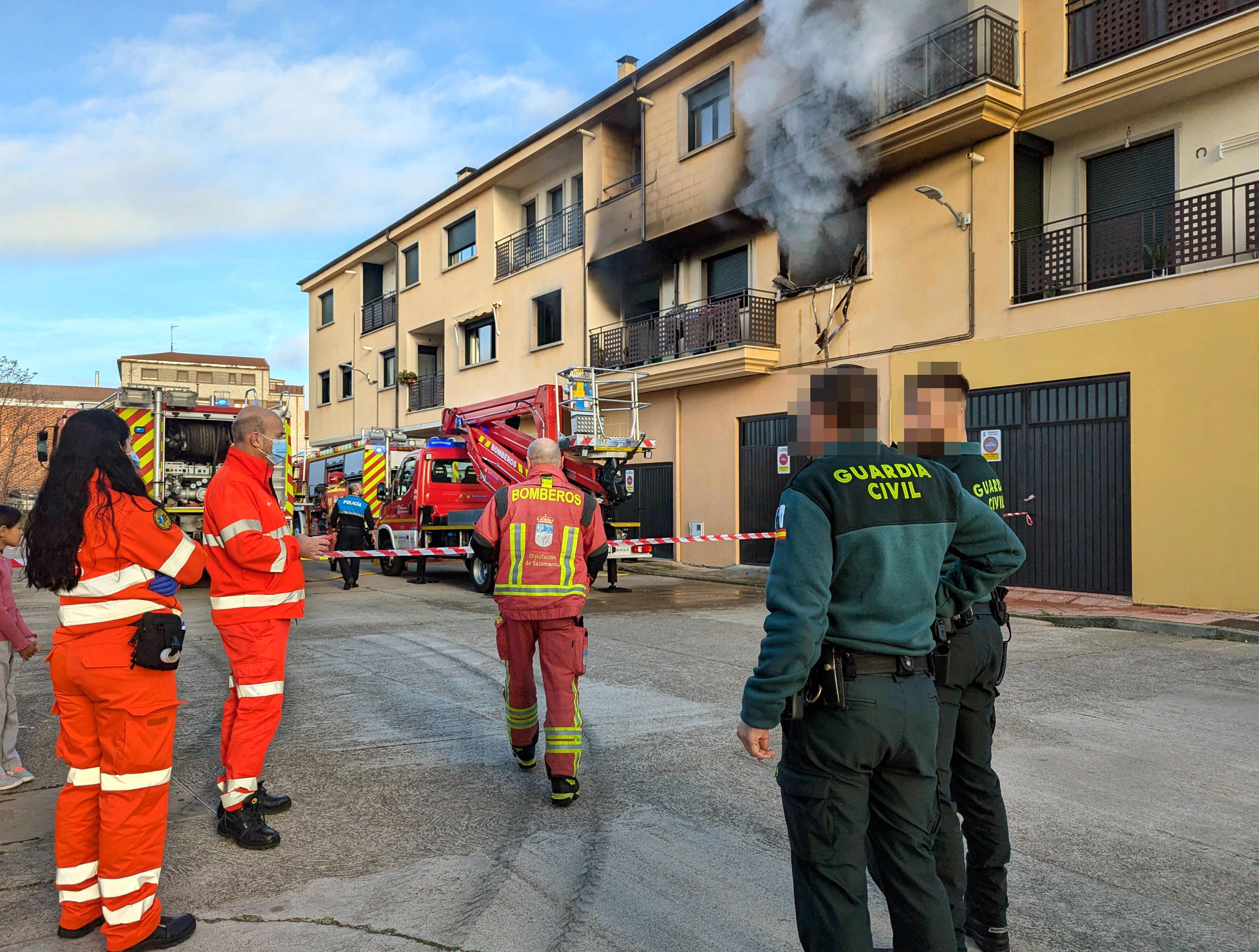 Parte del edificio, ubicado en la calle María de Molina, es desalojado a causa del fuego - Vicente (ICAL)