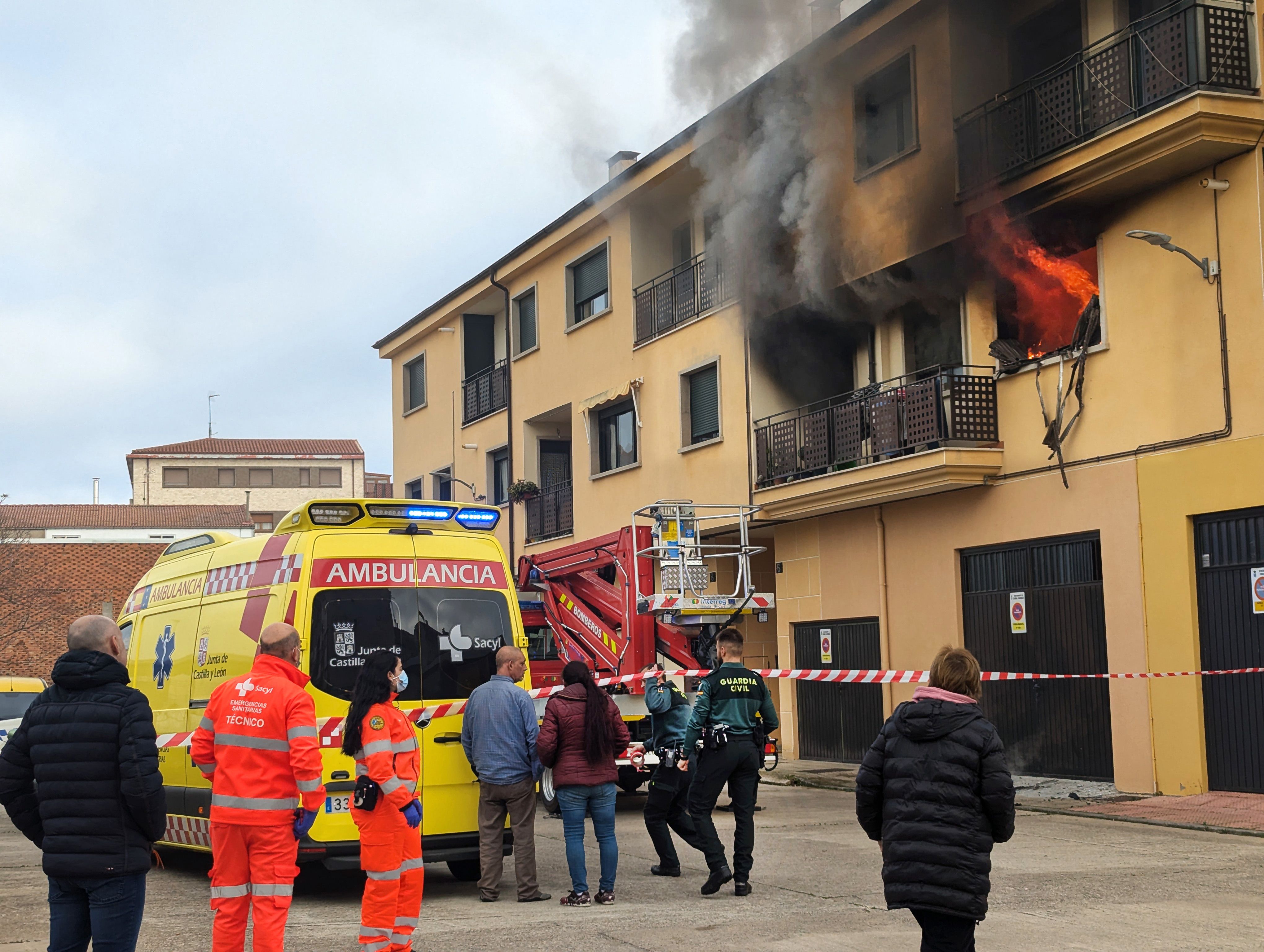 Parte del edificio, ubicado en la calle María de Molina, es desalojado a causa del fuego - Vicente (ICAL)