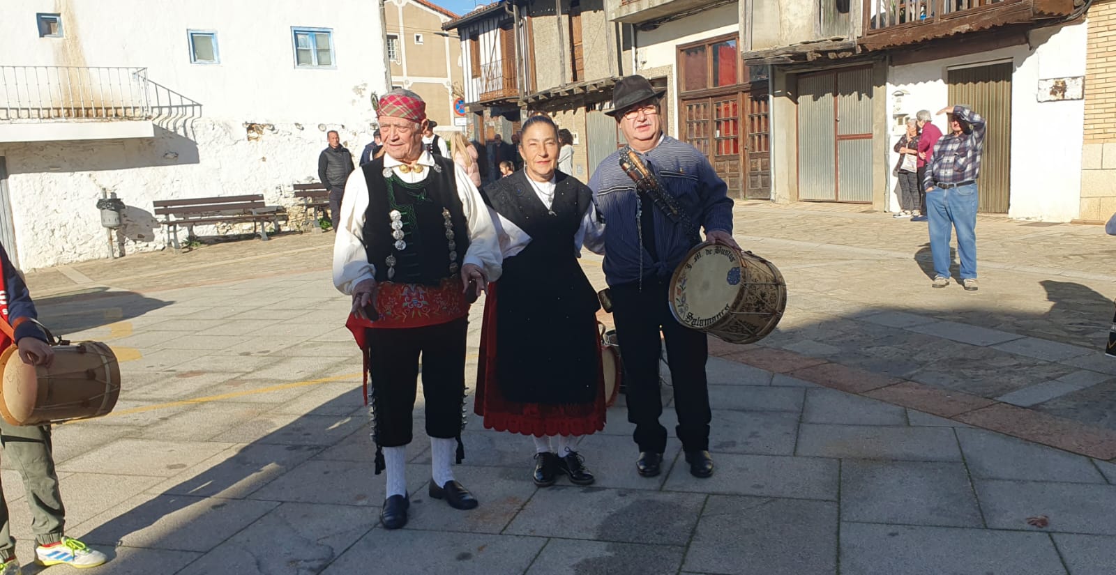 Música tradicional con tamboriles en Garcibuey 