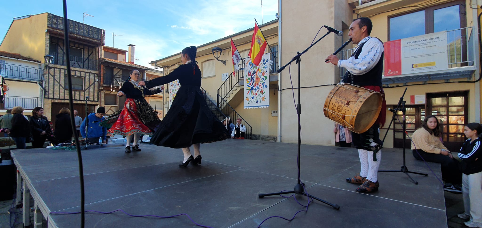 Música tradicional con tamboriles en Garcibuey 