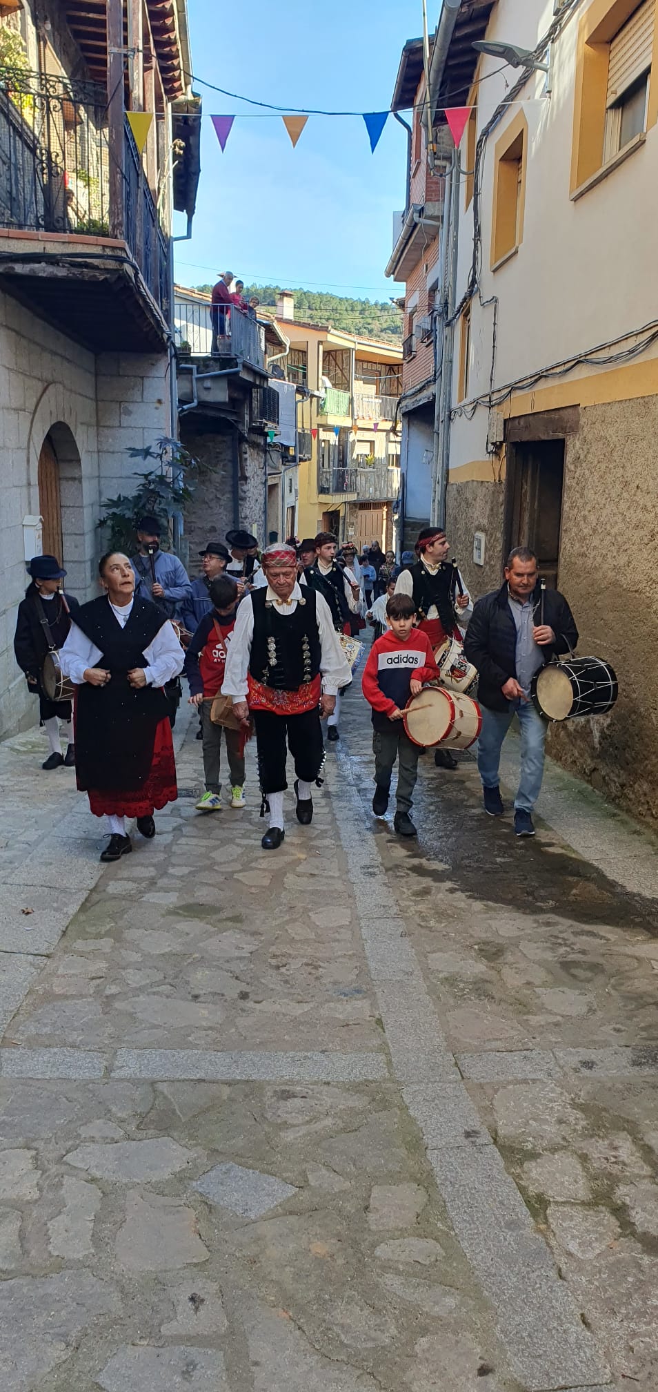 Música tradicional con tamboriles en Garcibuey 